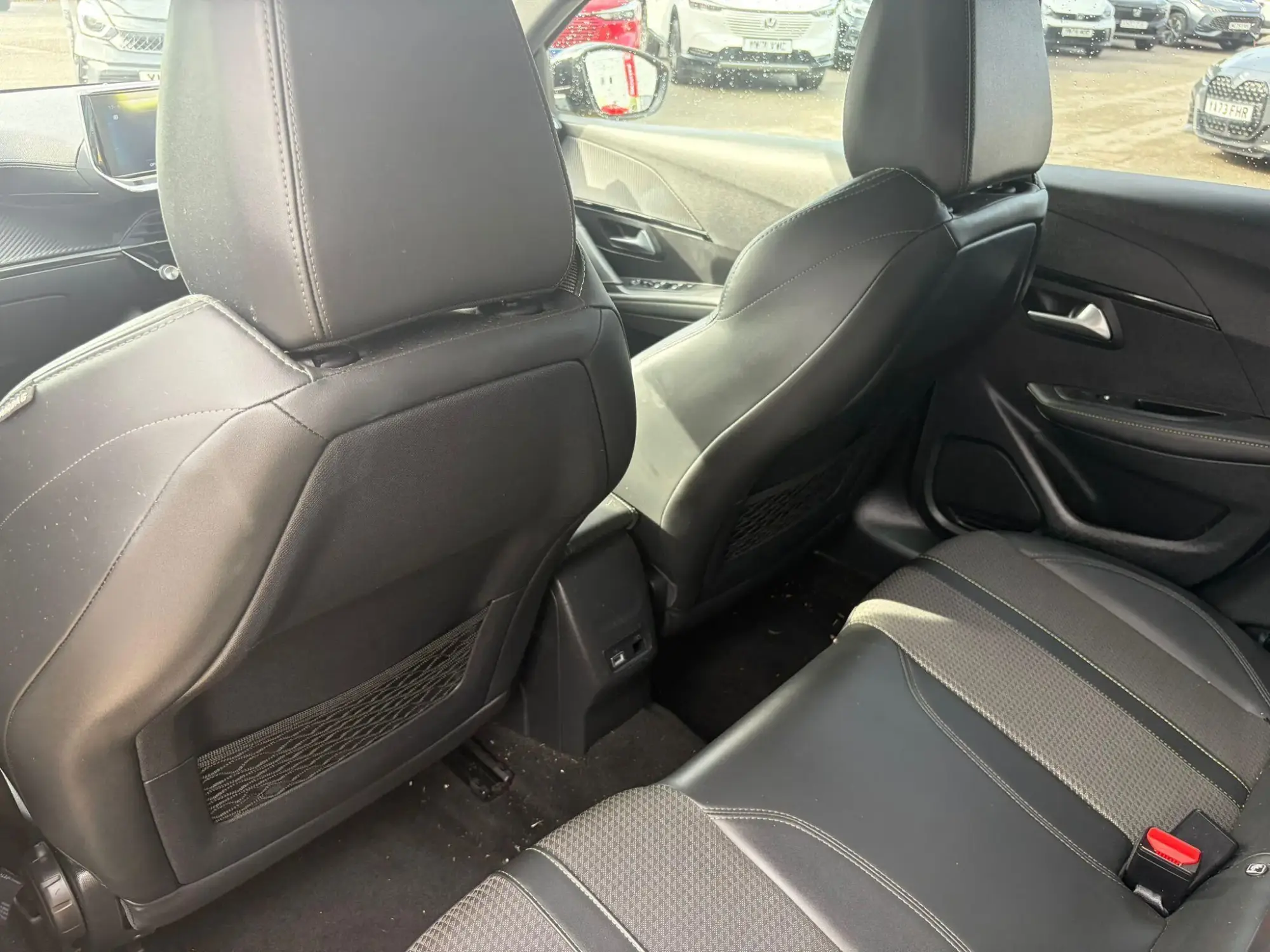 Peugeot 208 Image 12
