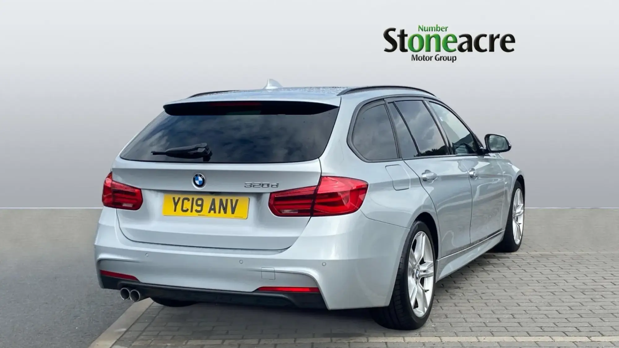 BMW 3 Series Touring Image 2
