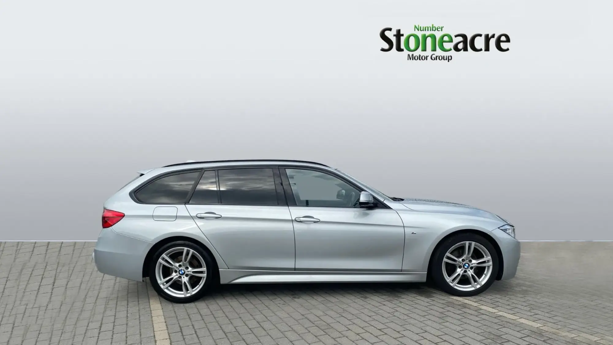 BMW 3 Series Touring Image 3