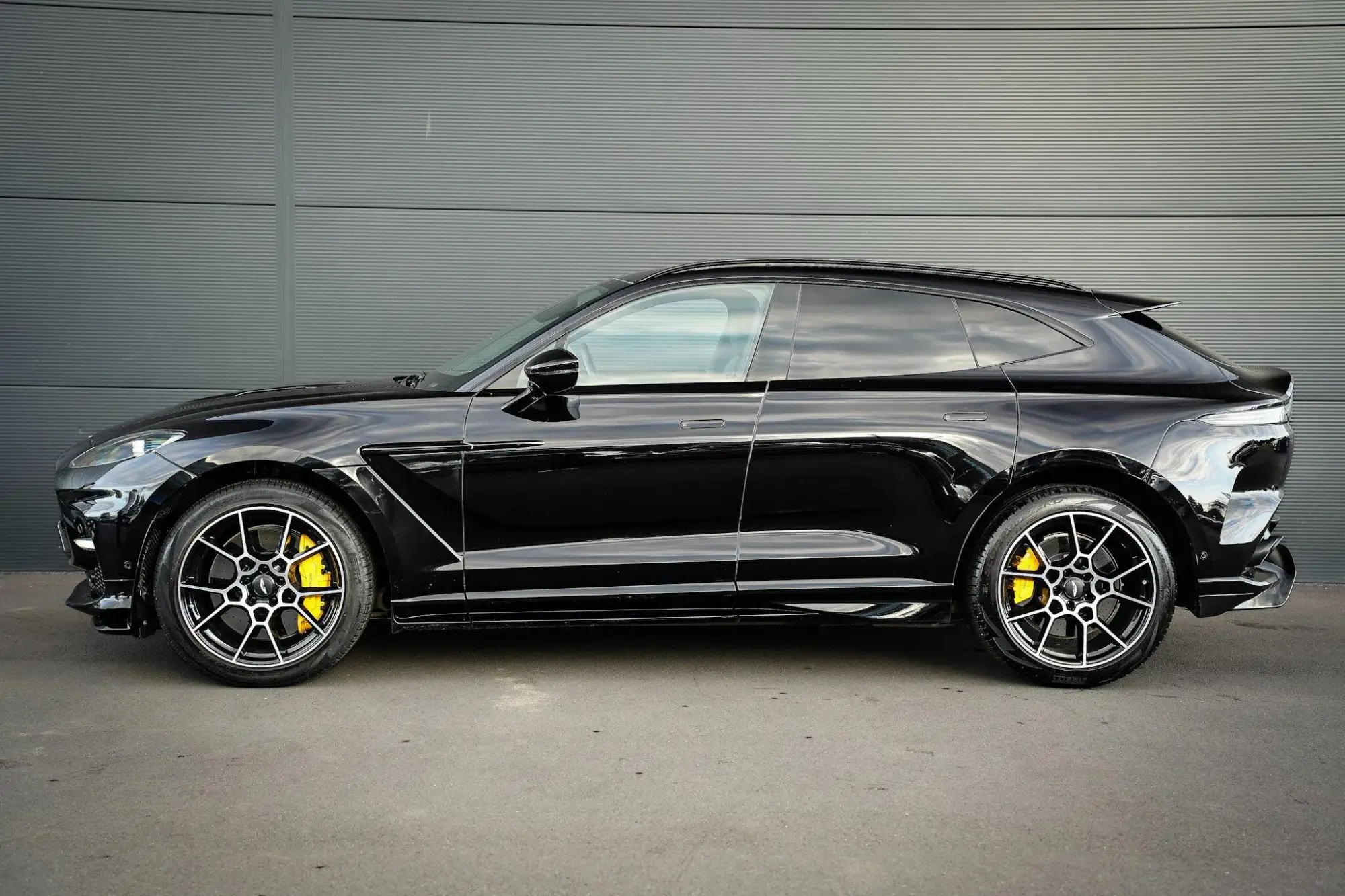 Aston Martin DBX Image 5