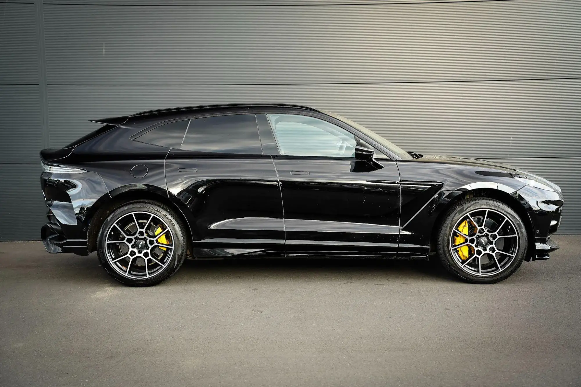 Aston Martin DBX Image 7