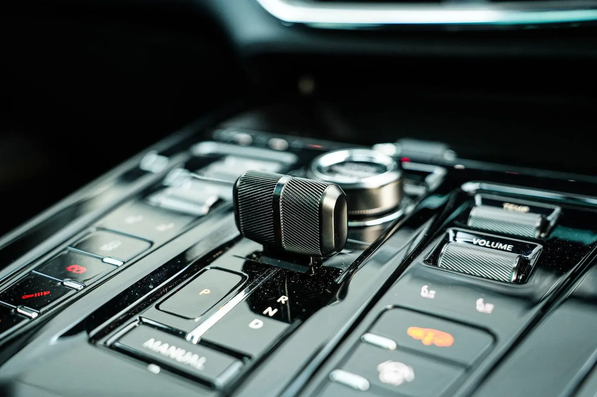 Aston Martin DBX Image 12