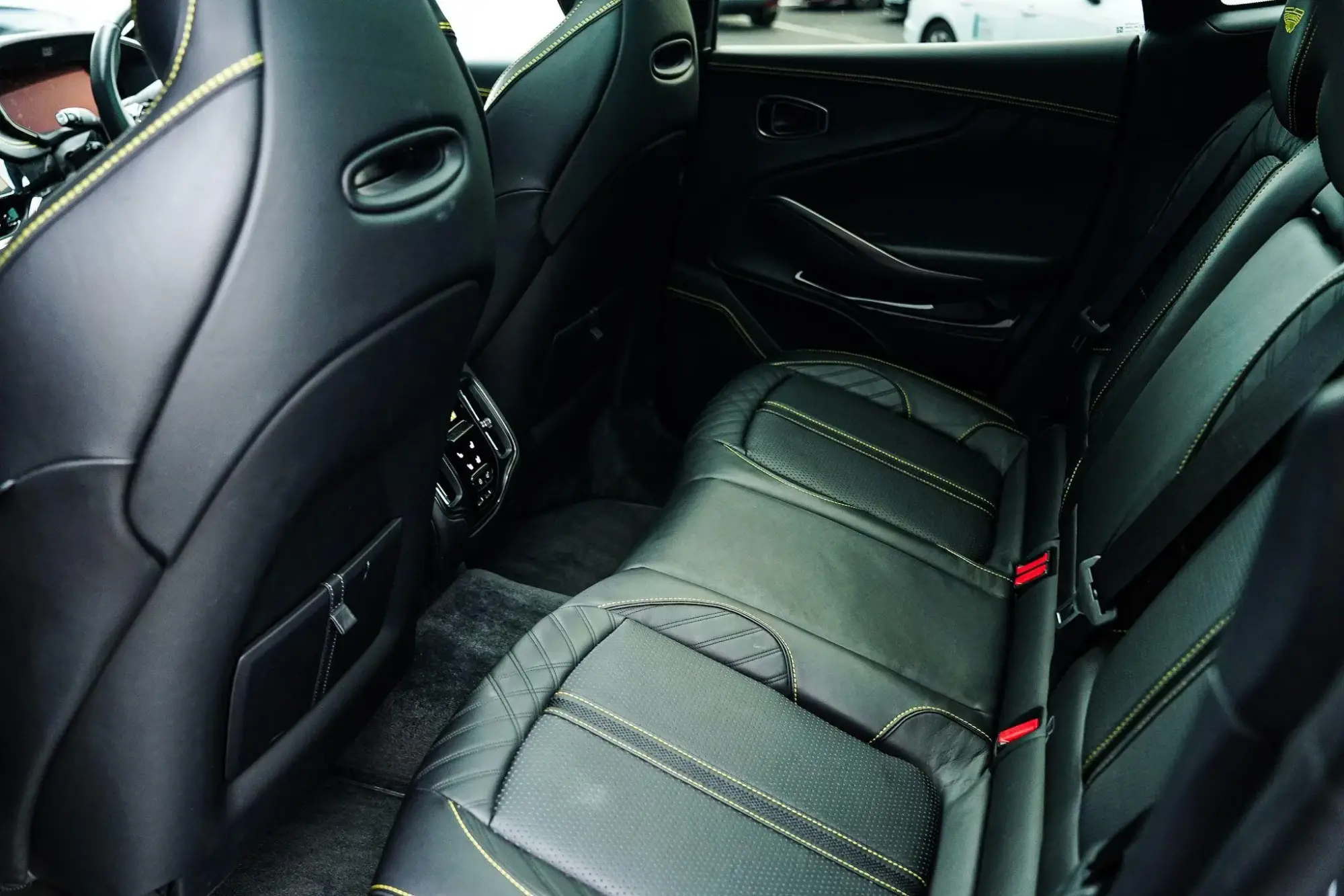 Aston Martin DBX Image 14