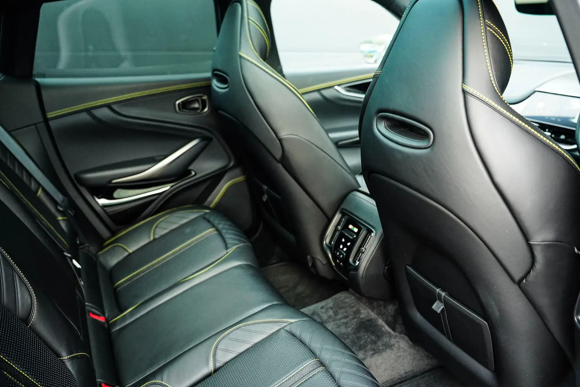 Aston Martin DBX Image 15
