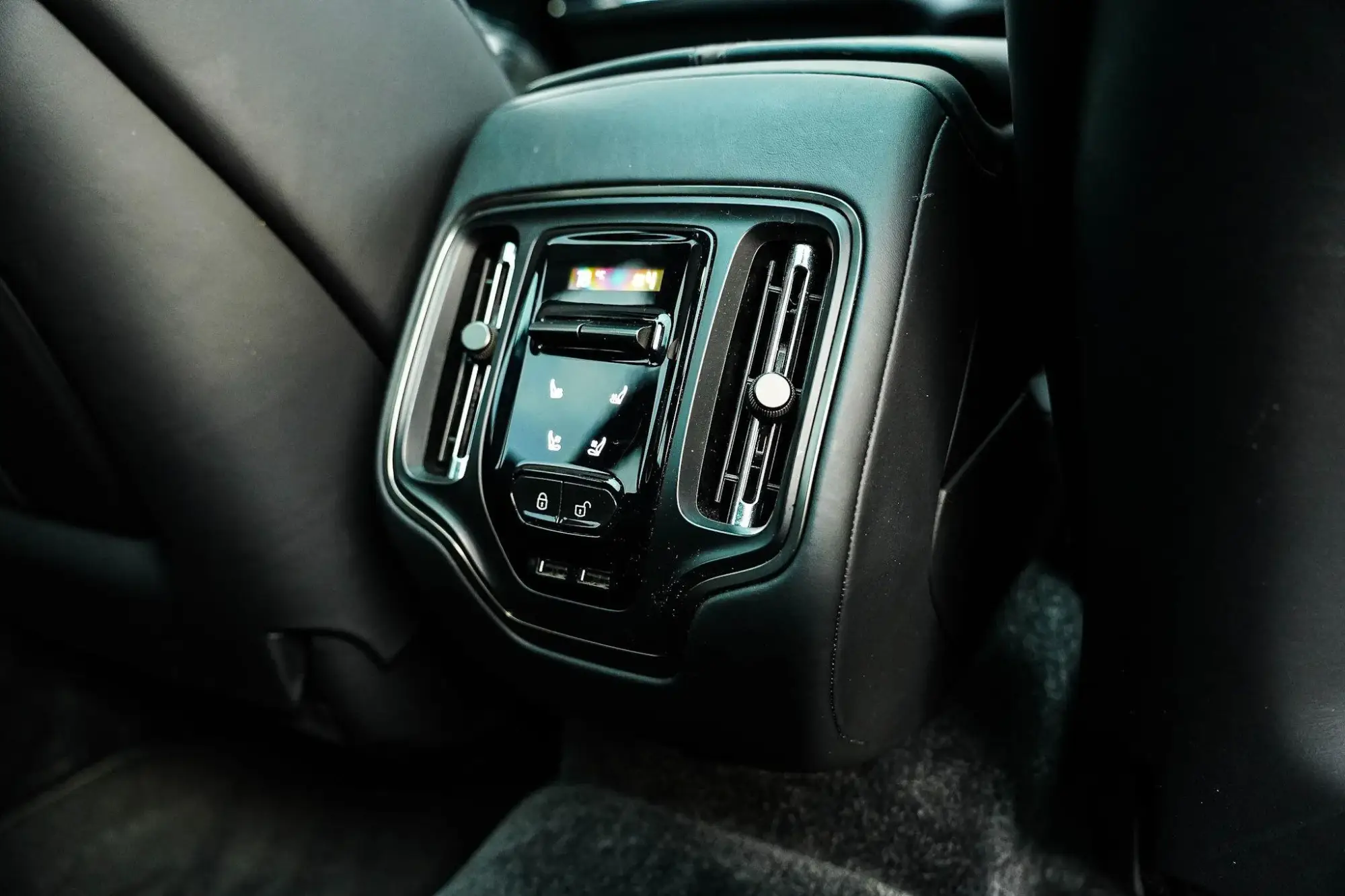 Aston Martin DBX Image 17
