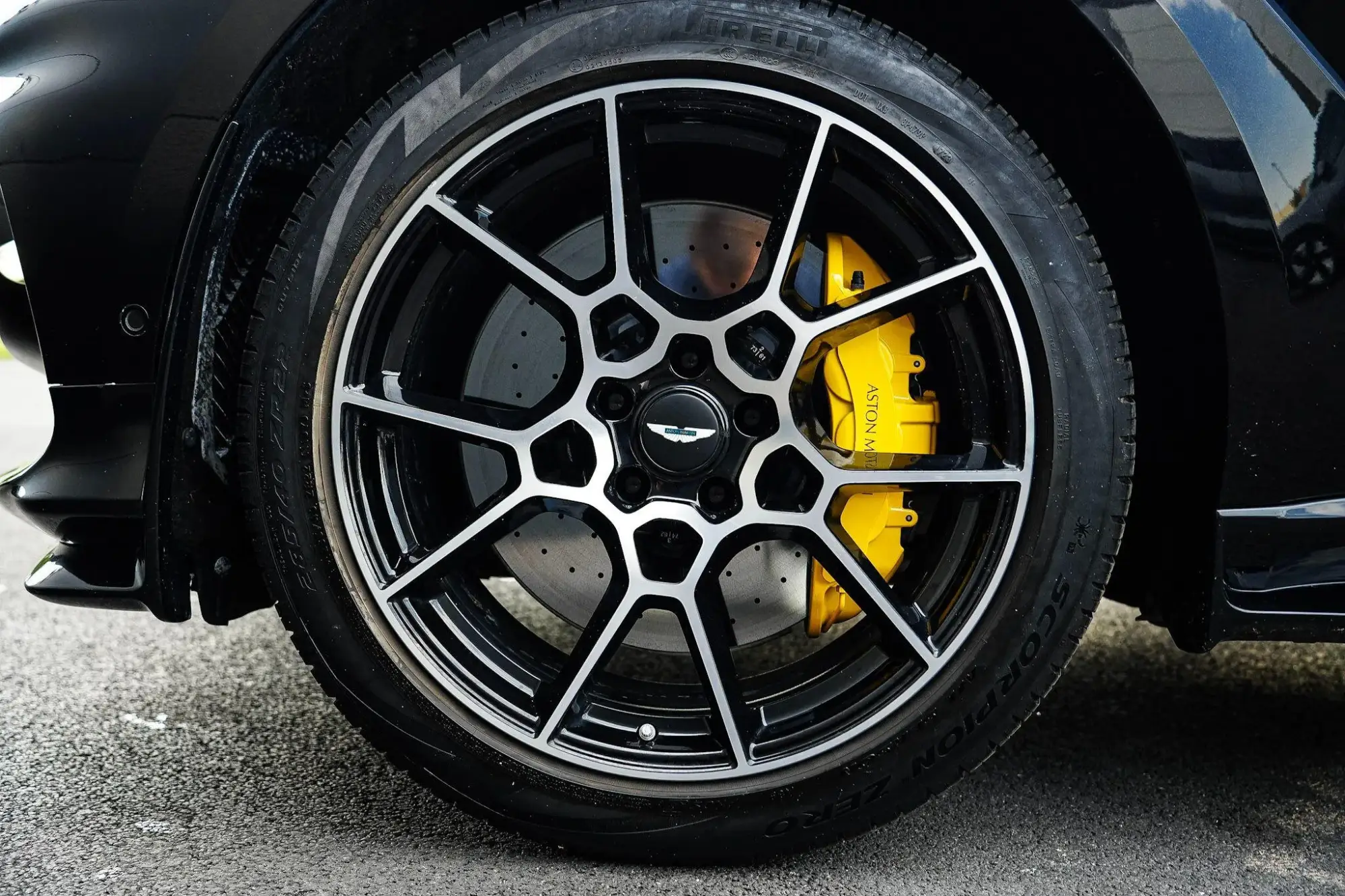 Aston Martin DBX Image 18