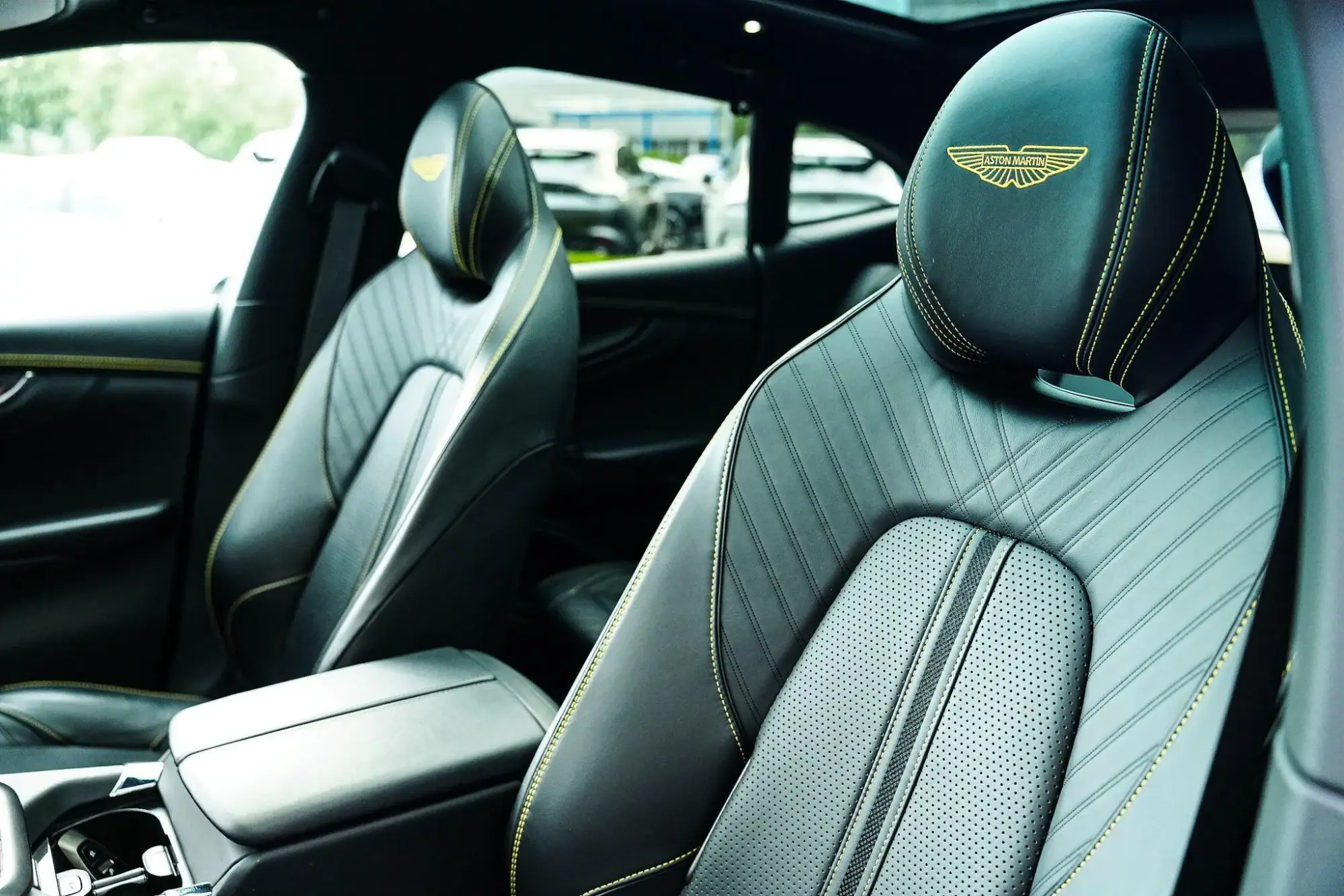 Aston Martin DBX Image 24