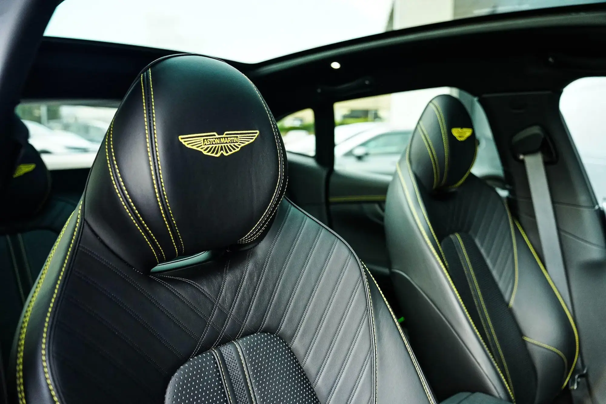 Aston Martin DBX Image 25
