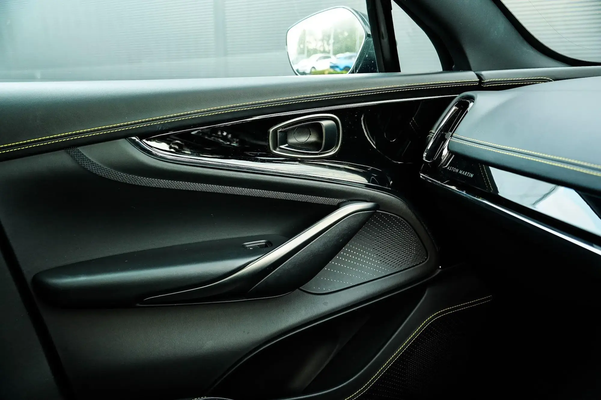 Aston Martin DBX Image 26