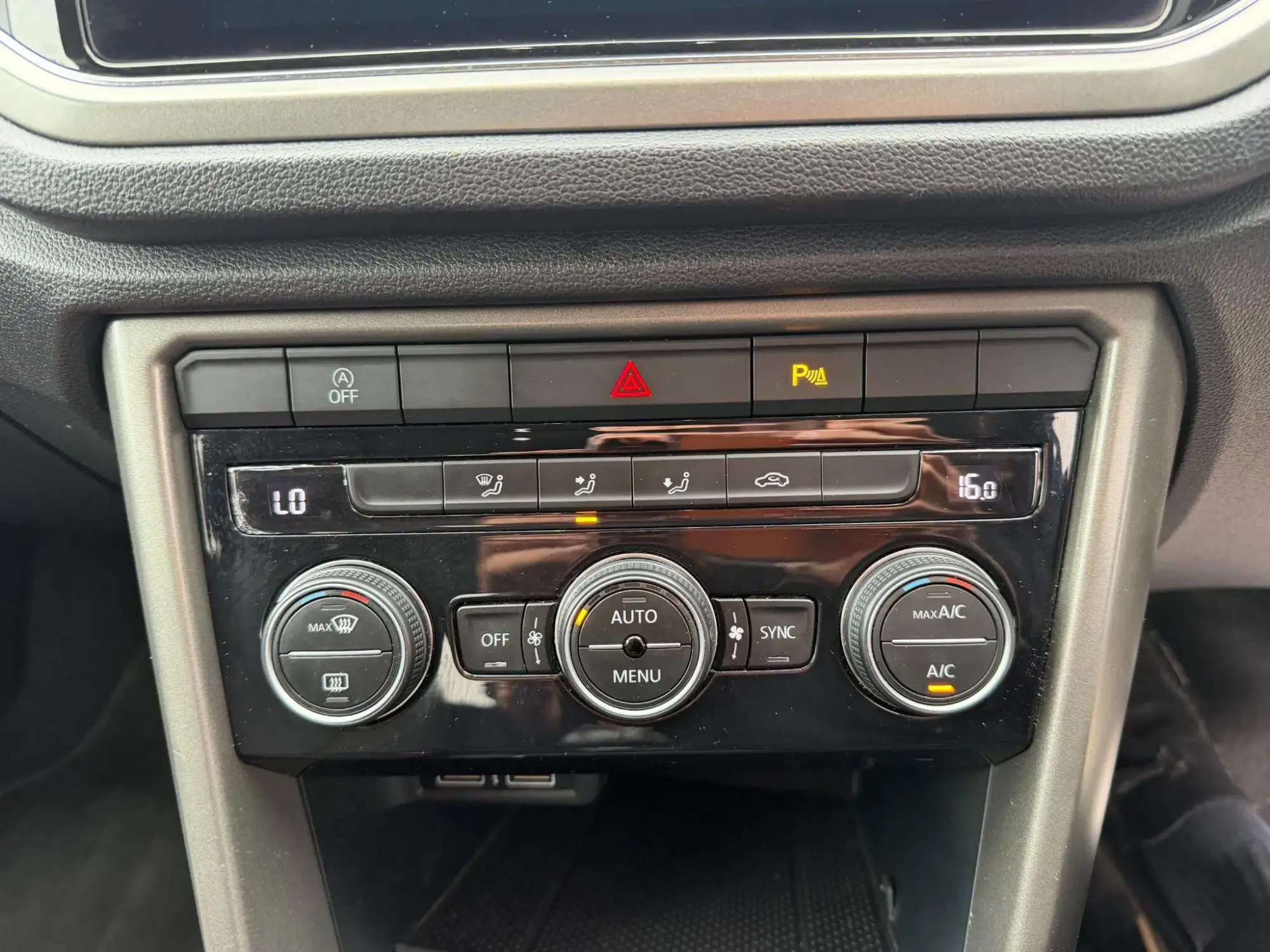 Volkswagen T-Roc Image 18