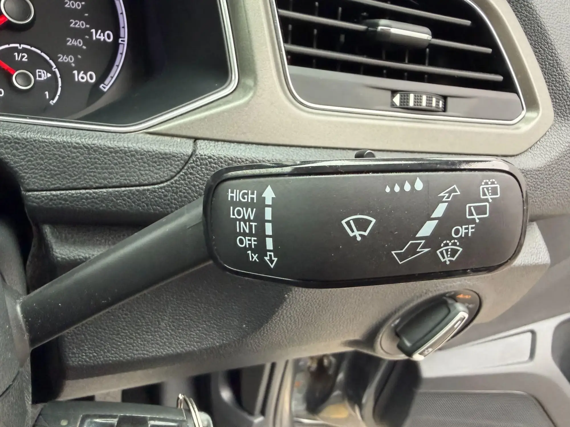 Volkswagen T-Roc Image 22