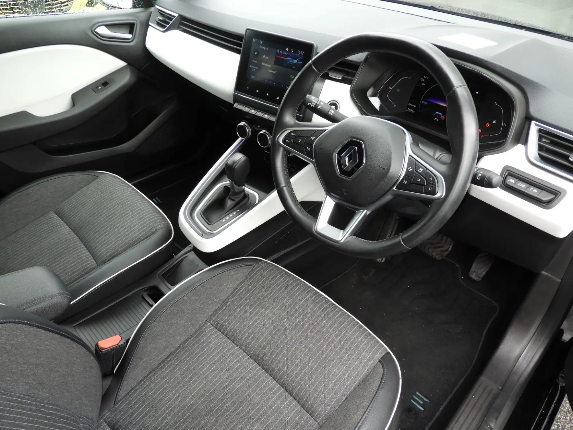 Renault Clio E-Tech Image 11 Renault Clio E-Tech Image 11
