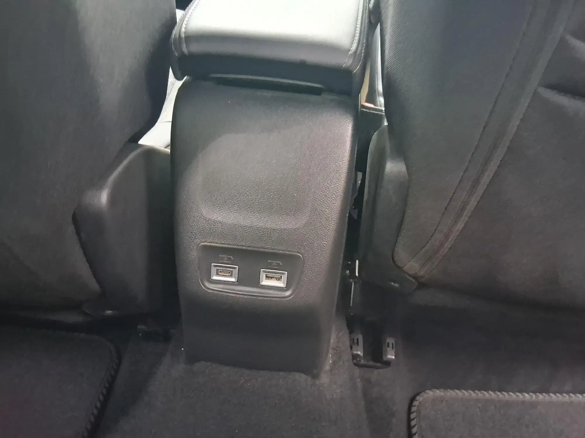Peugeot E-2008 Image 12