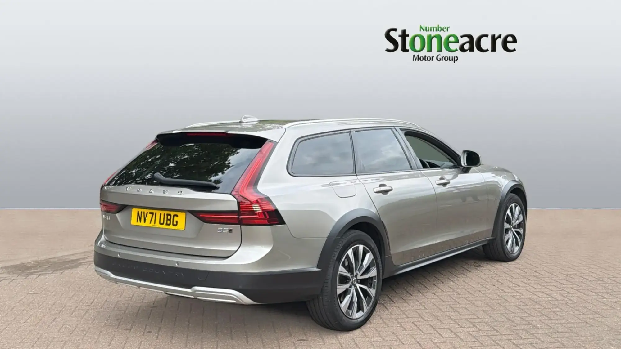 Volvo V90 Cross Country Image 2