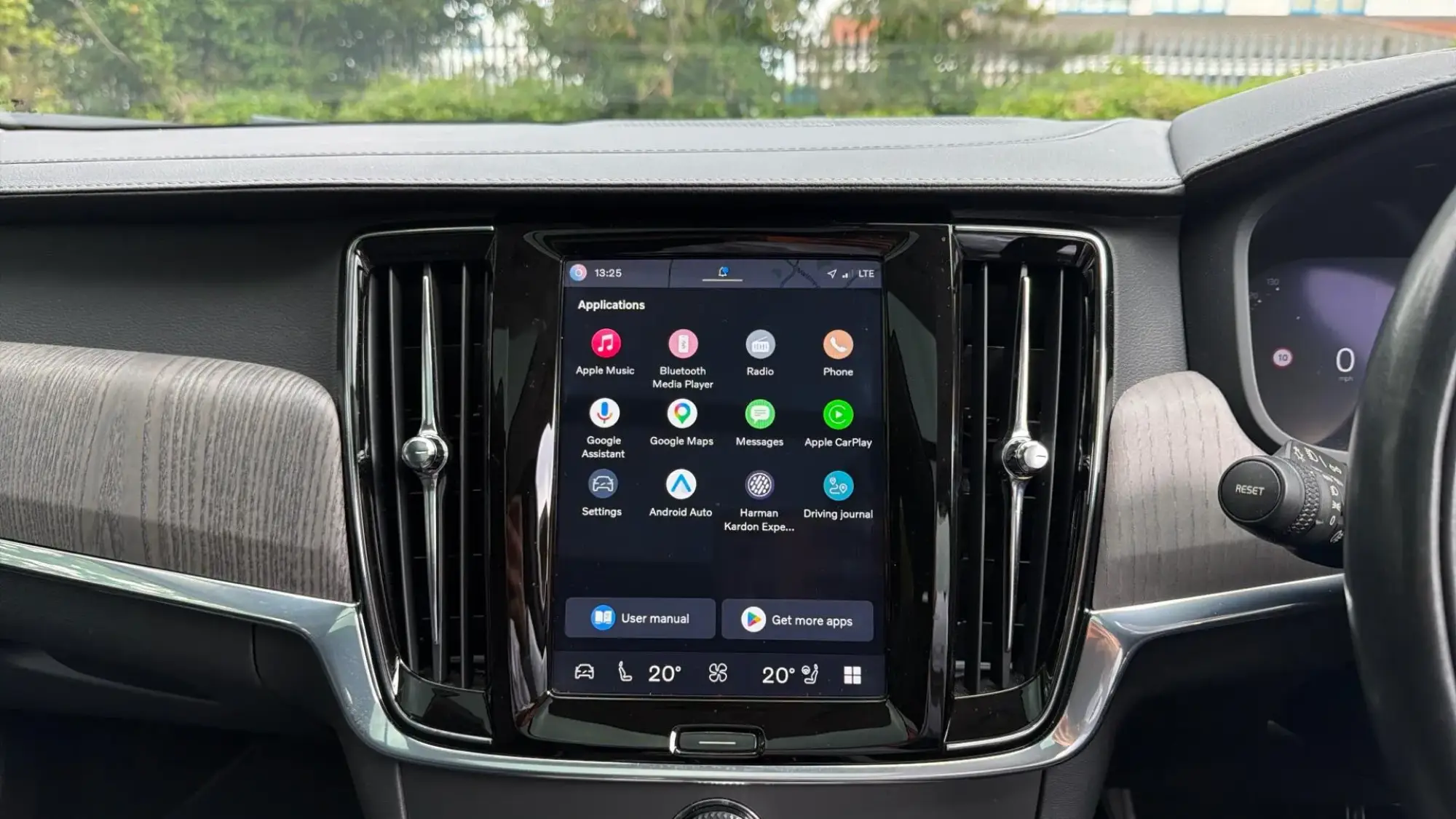 Volvo V90 Cross Country Image 12