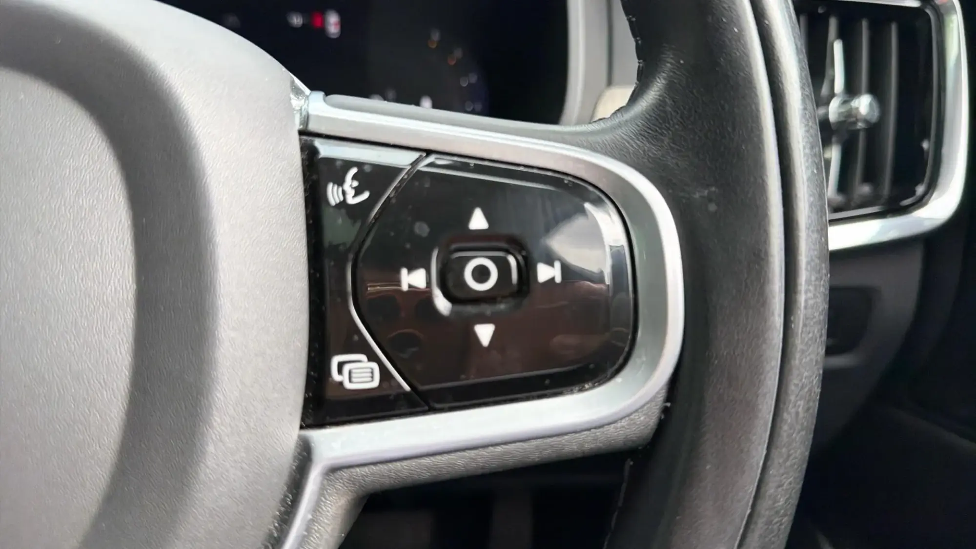 Volvo V90 Cross Country Image 21