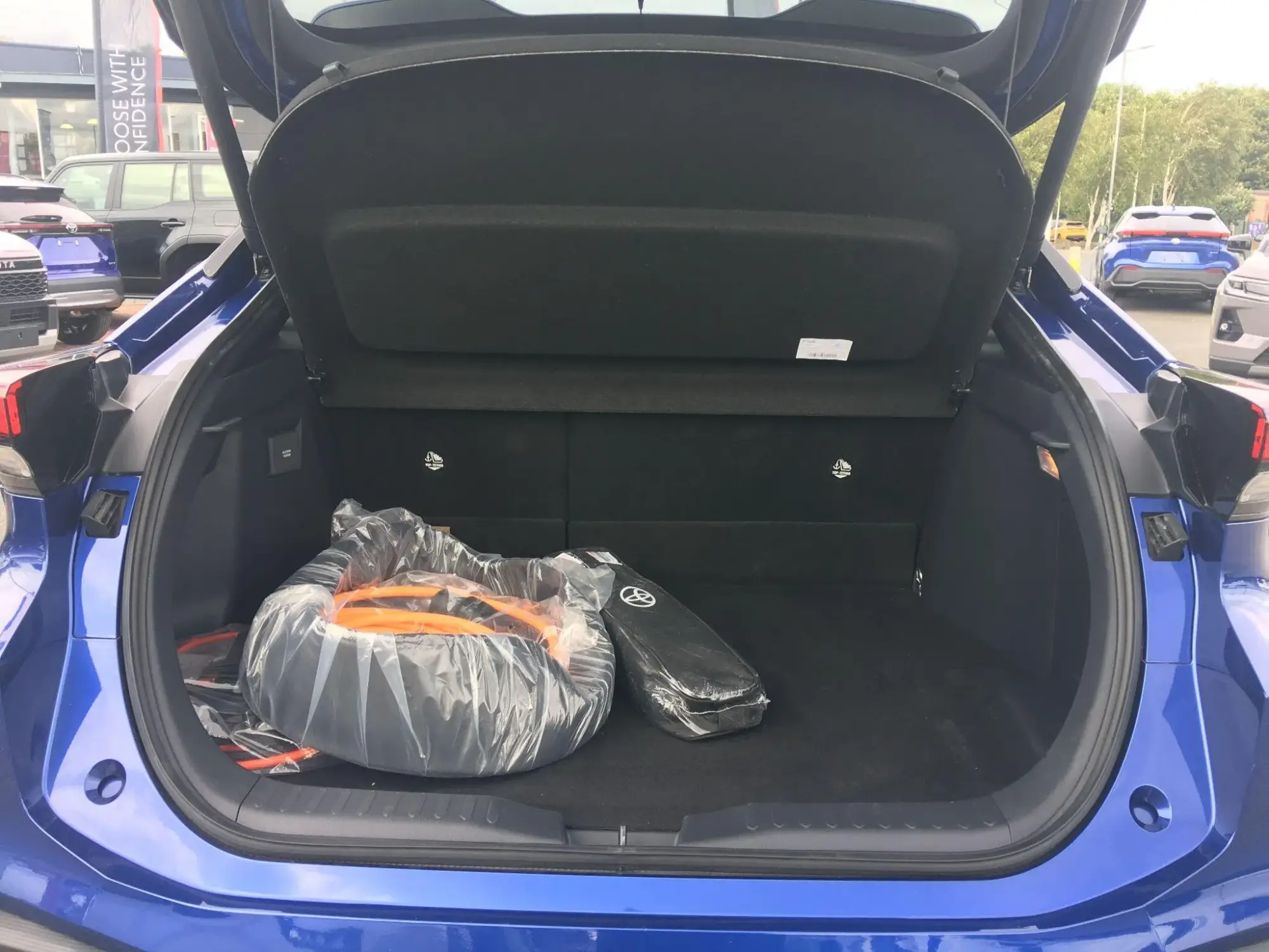Toyota C-HR Plug-in Hybrid Image 10 Toyota C-HR Plug-in Hybrid Image 10