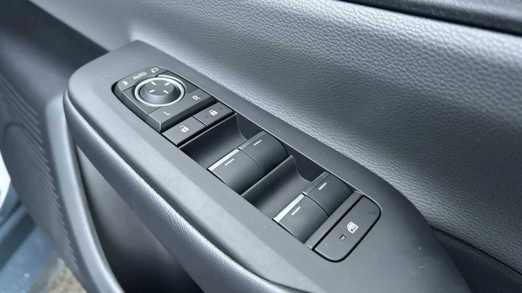 Toyota Prius Plug-in Hybrid Image 39