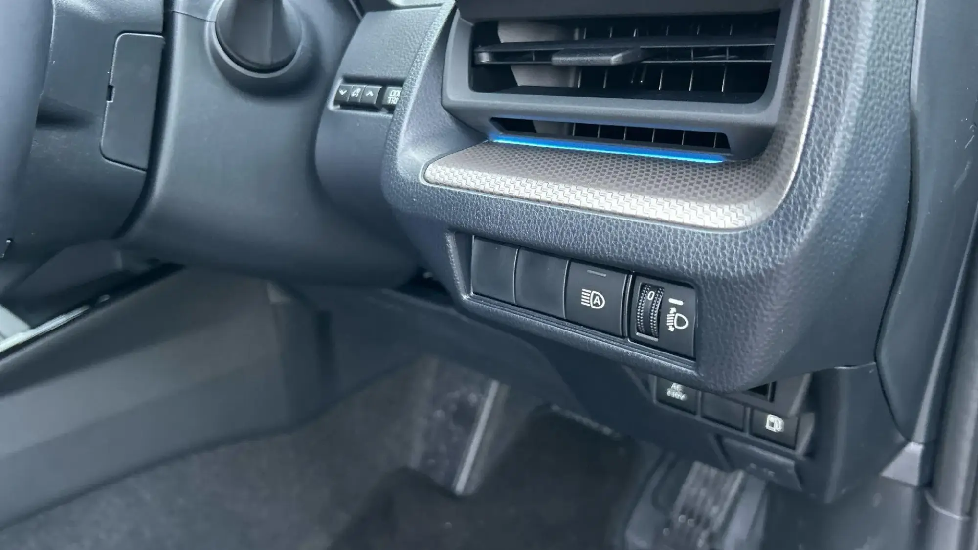 Toyota Prius Plug-in Hybrid Image 40