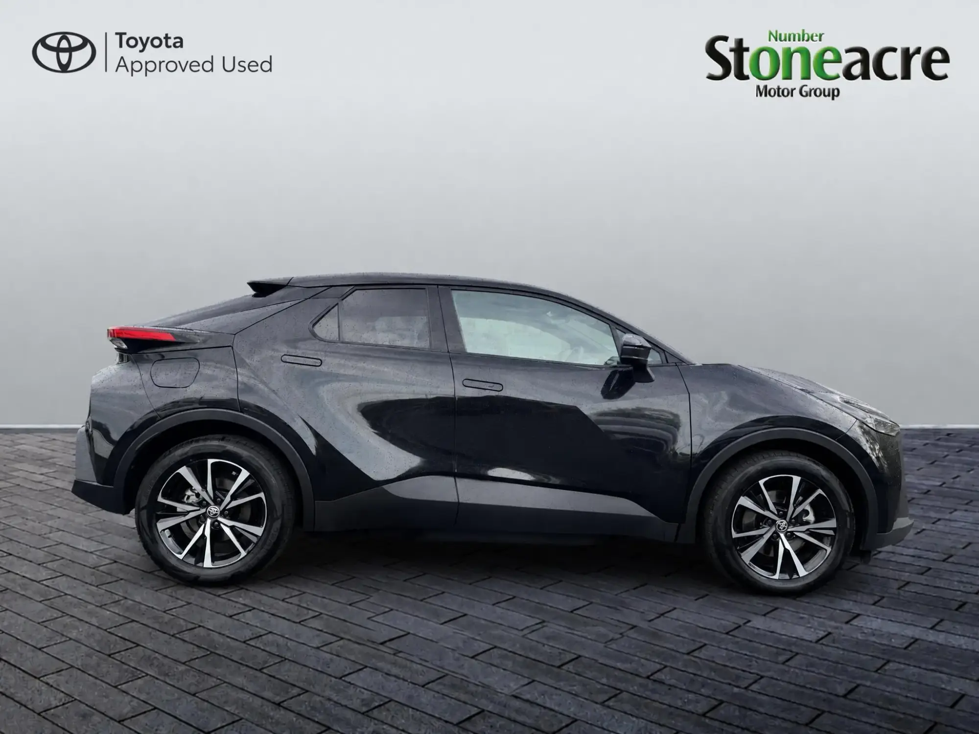 Toyota C-HR Plug-in Hybrid 2.0 VVT-h 13.6 kWh Design CVT Euro 6 (s/s) 5dr FE26YYL Image 2 Toyota C-HR Plug-in Hybrid 2.0 VVT-h 13.6 kWh Design CVT Euro 6 (s/s) 5dr FE26YYL Image 2