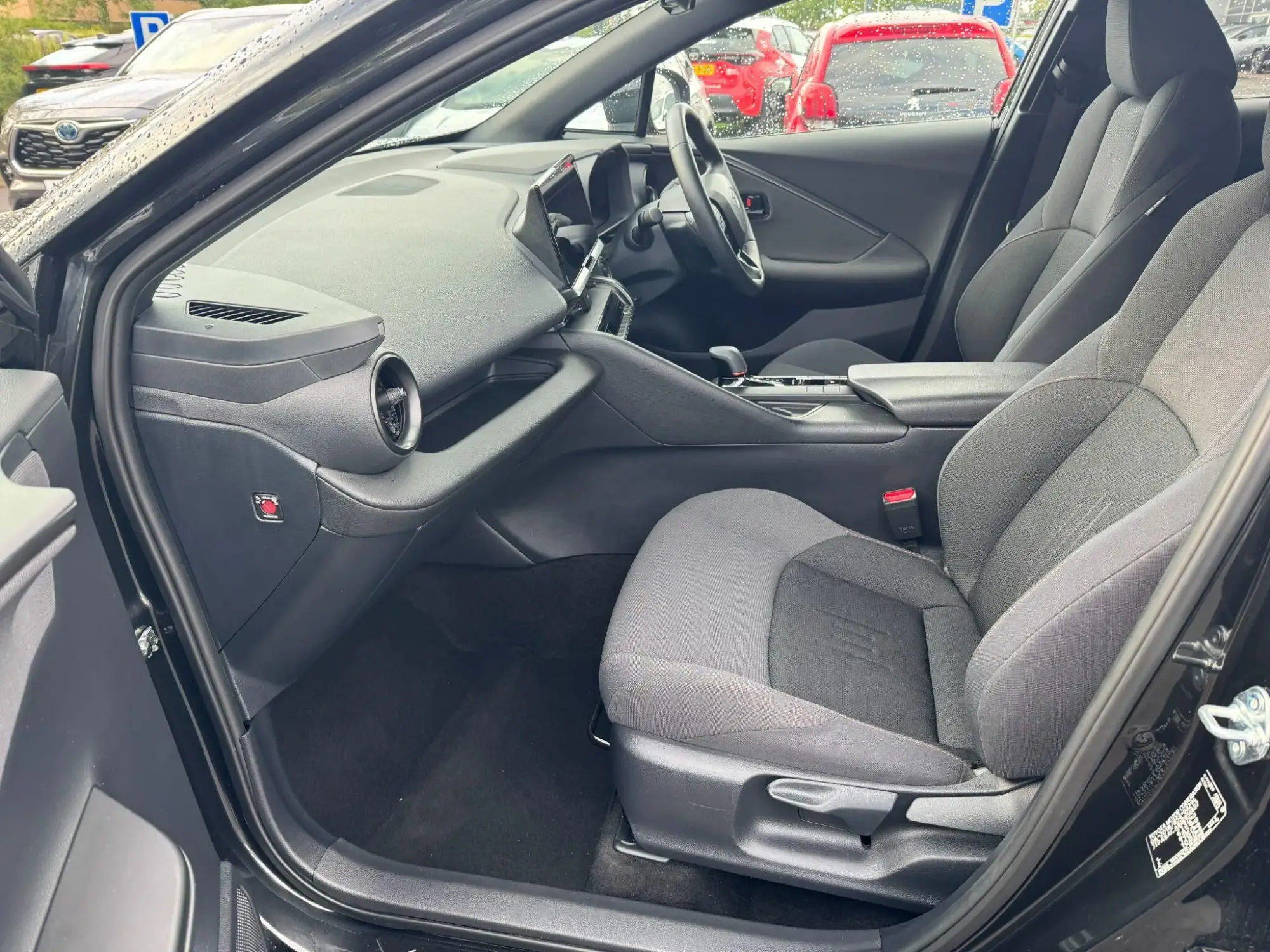 Toyota C-HR Plug-in Hybrid Image 14 Toyota C-HR Plug-in Hybrid Image 14
