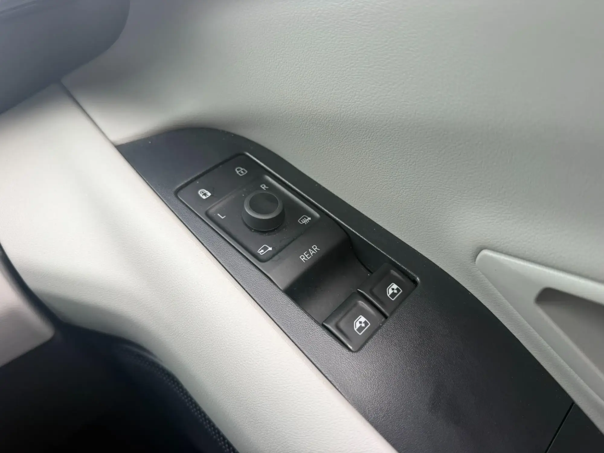 Ford Explorer Image 17