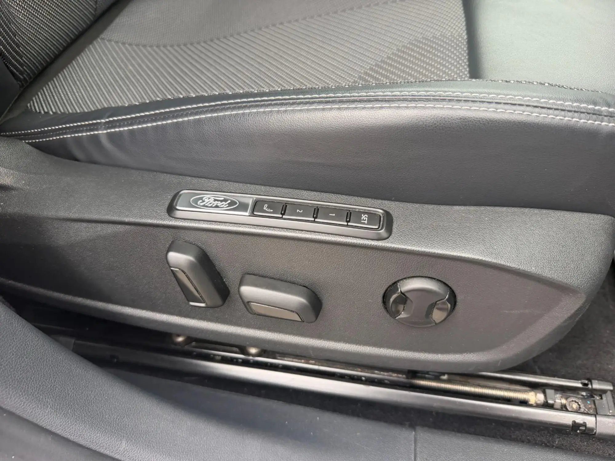 Ford Explorer Image 20