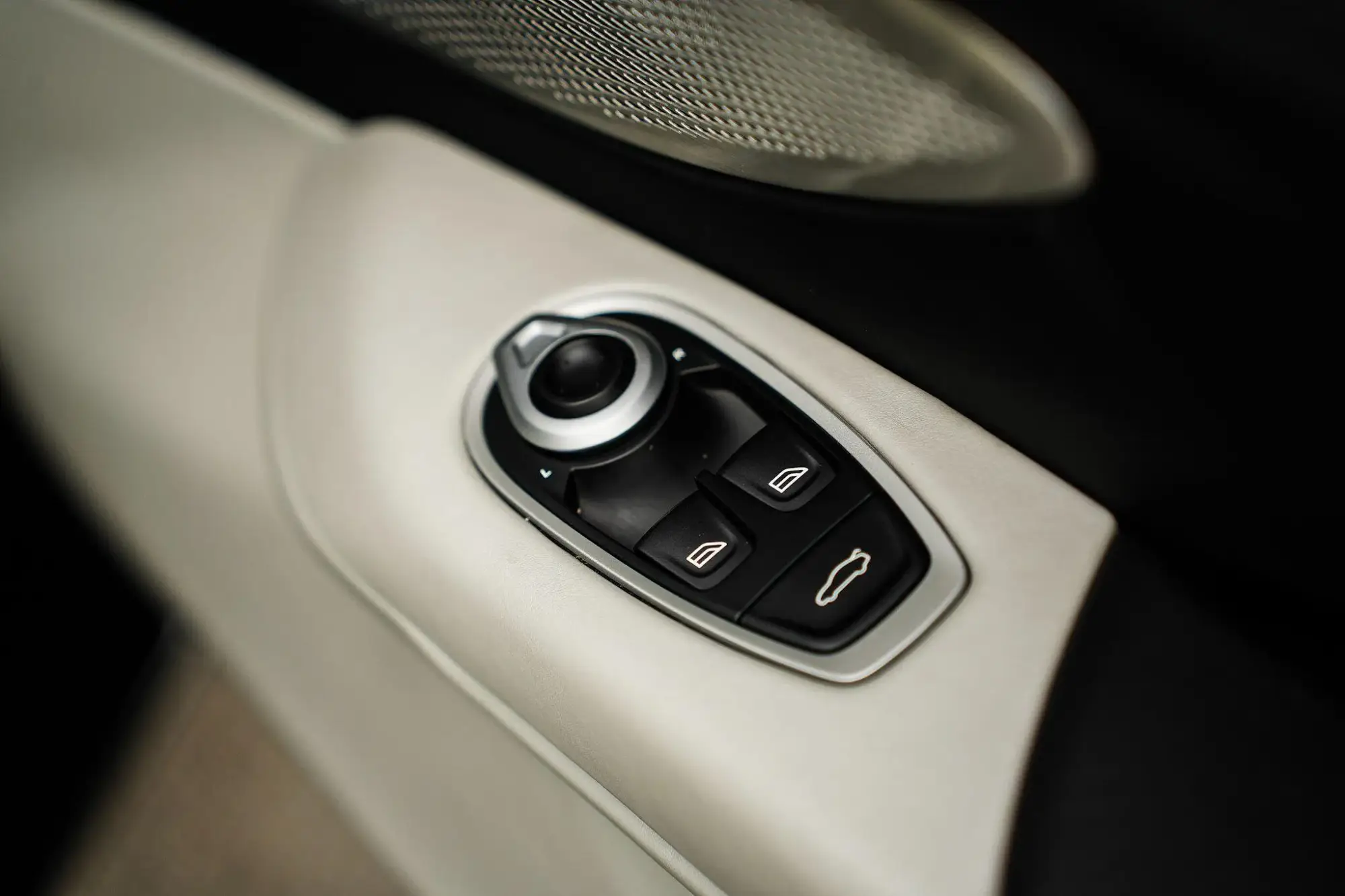 Aston Martin Vantage Roadster Image 21 Aston Martin Vantage Roadster Image 21