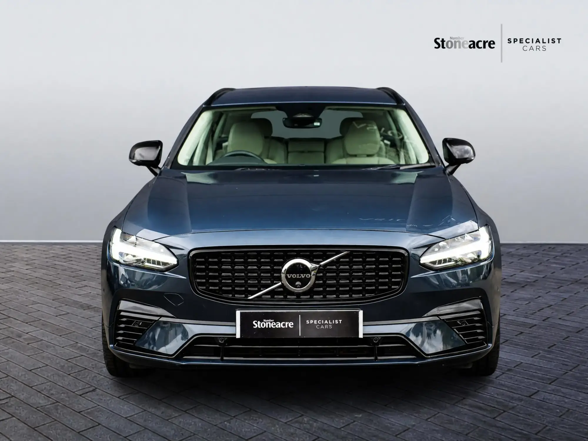 Volvo V90 Plug-In Hybrid Image 2