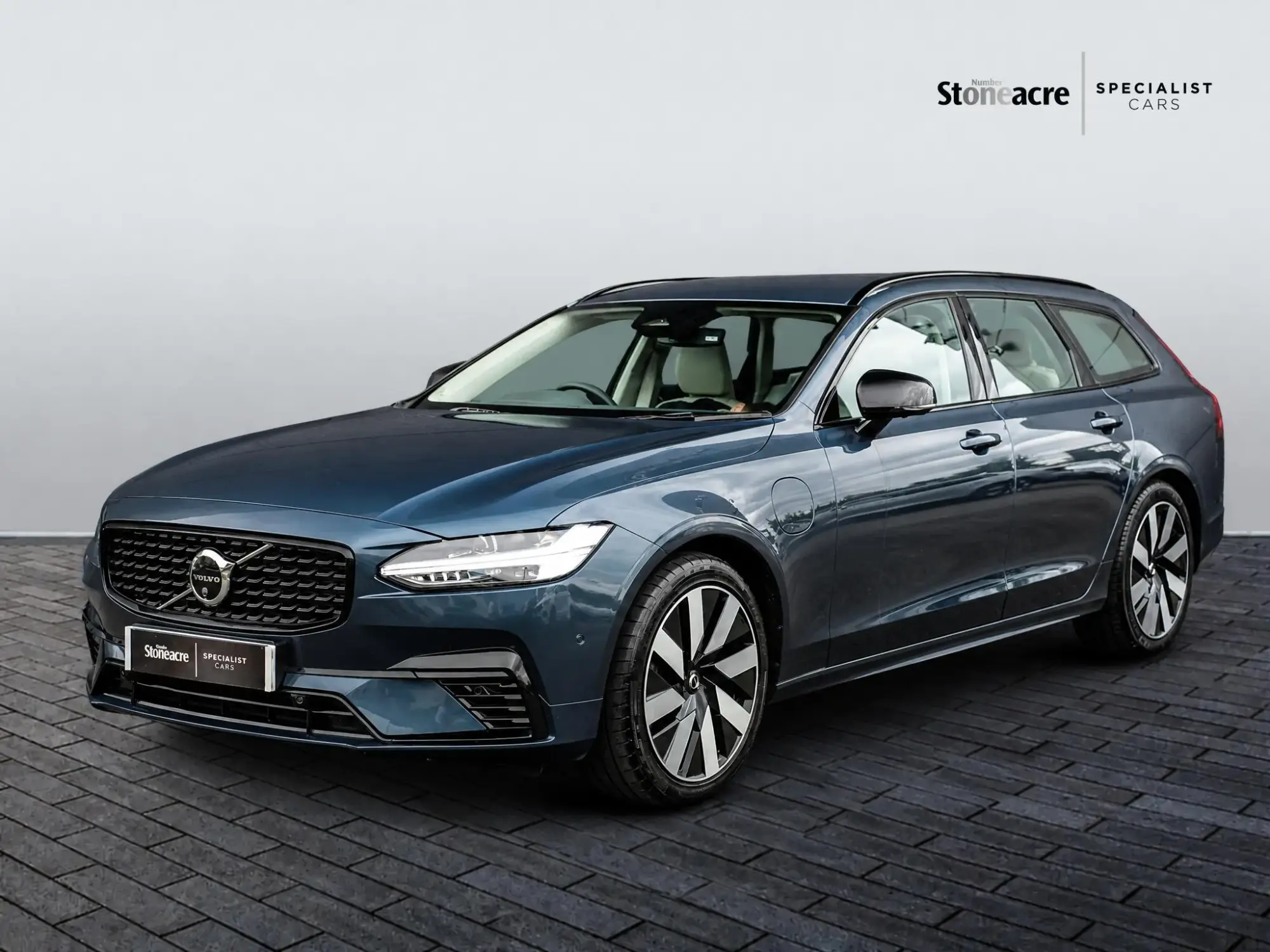 Volvo V90 Plug-In Hybrid Image 3