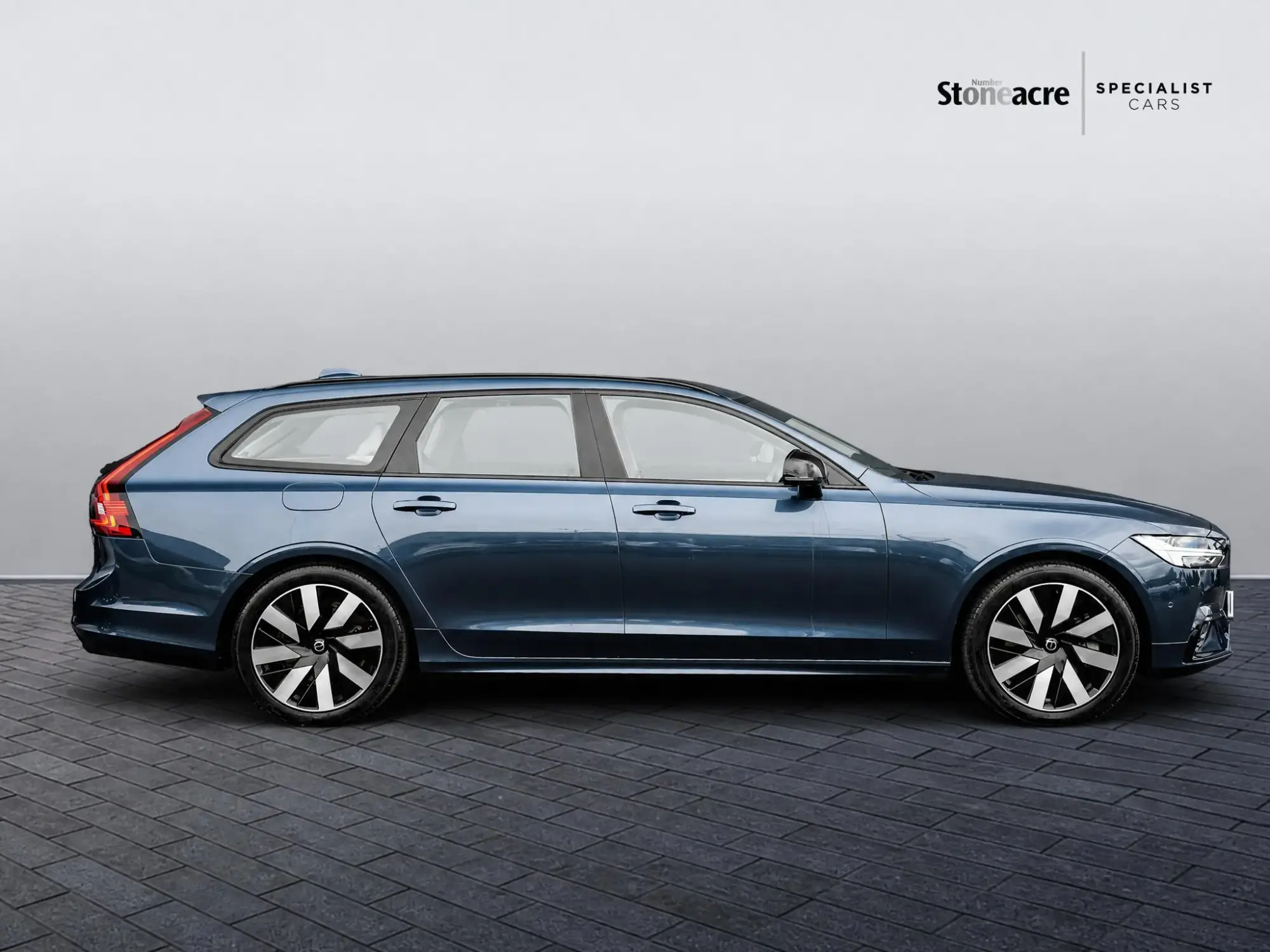 Volvo V90 Plug-In Hybrid Image 8