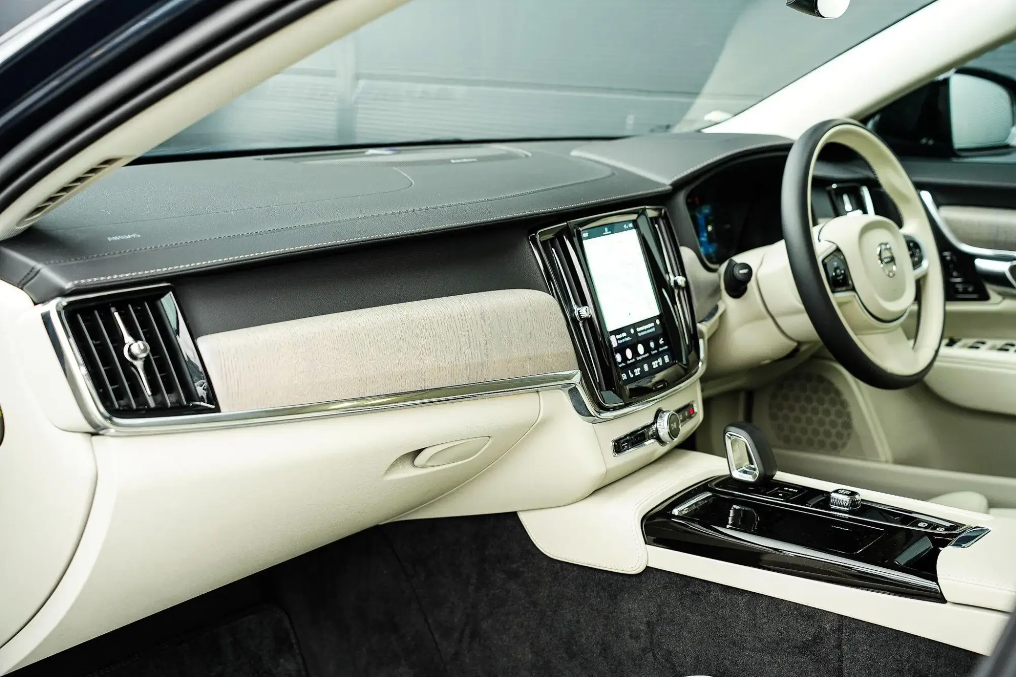 Volvo V90 Plug-In Hybrid Image 9