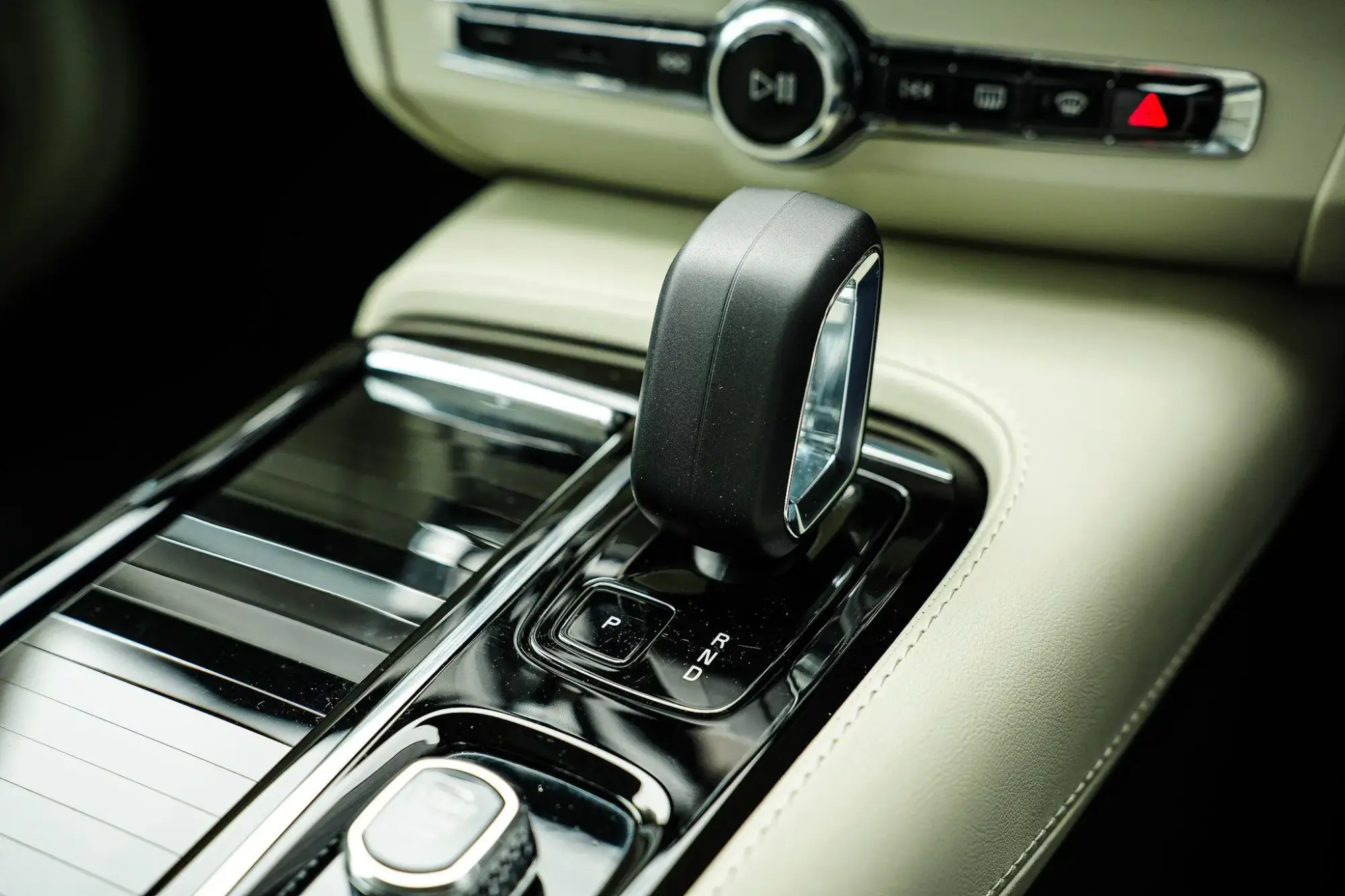 Volvo V90 Plug-In Hybrid Image 12