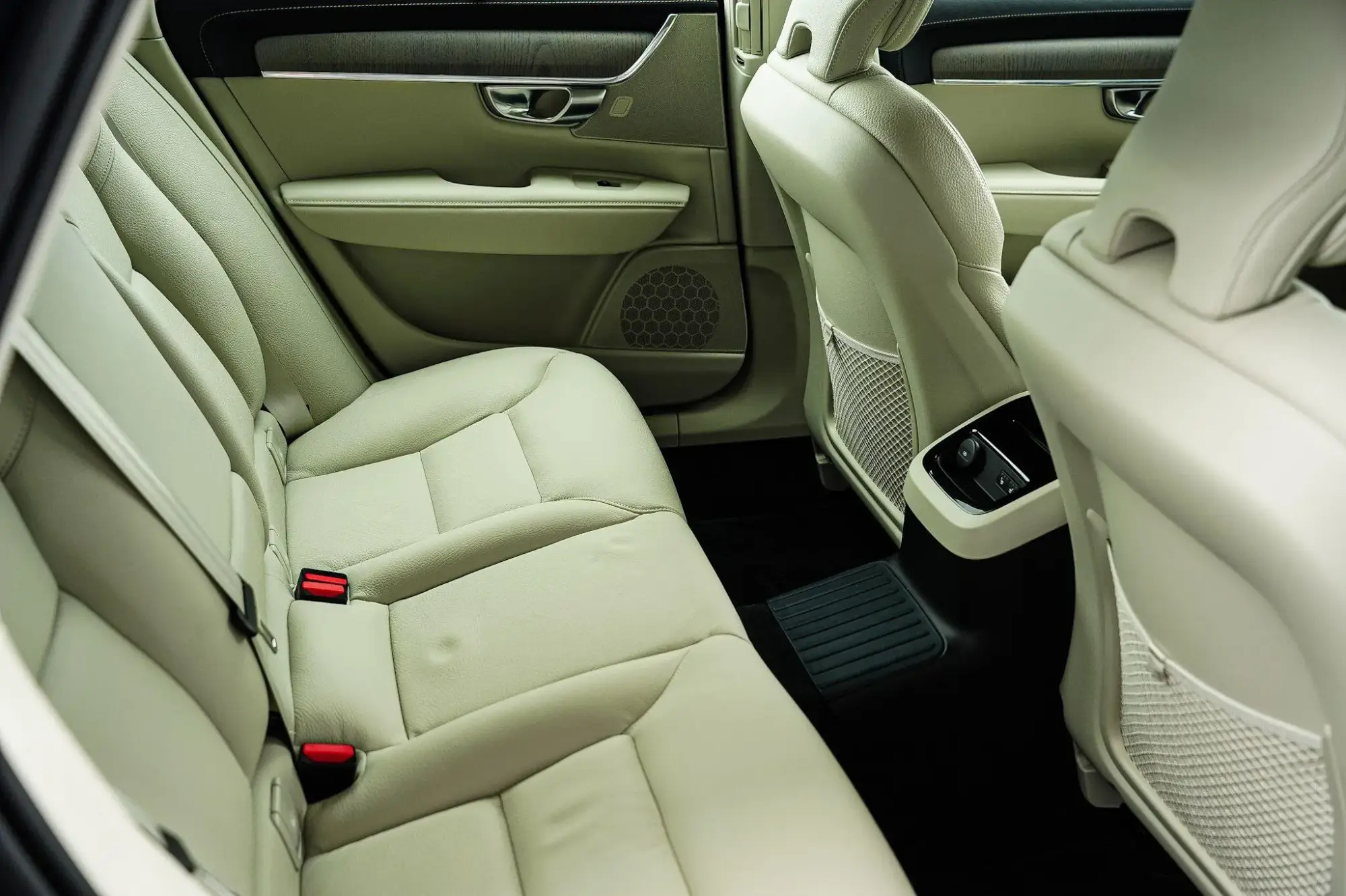 Volvo V90 Plug-In Hybrid Image 14