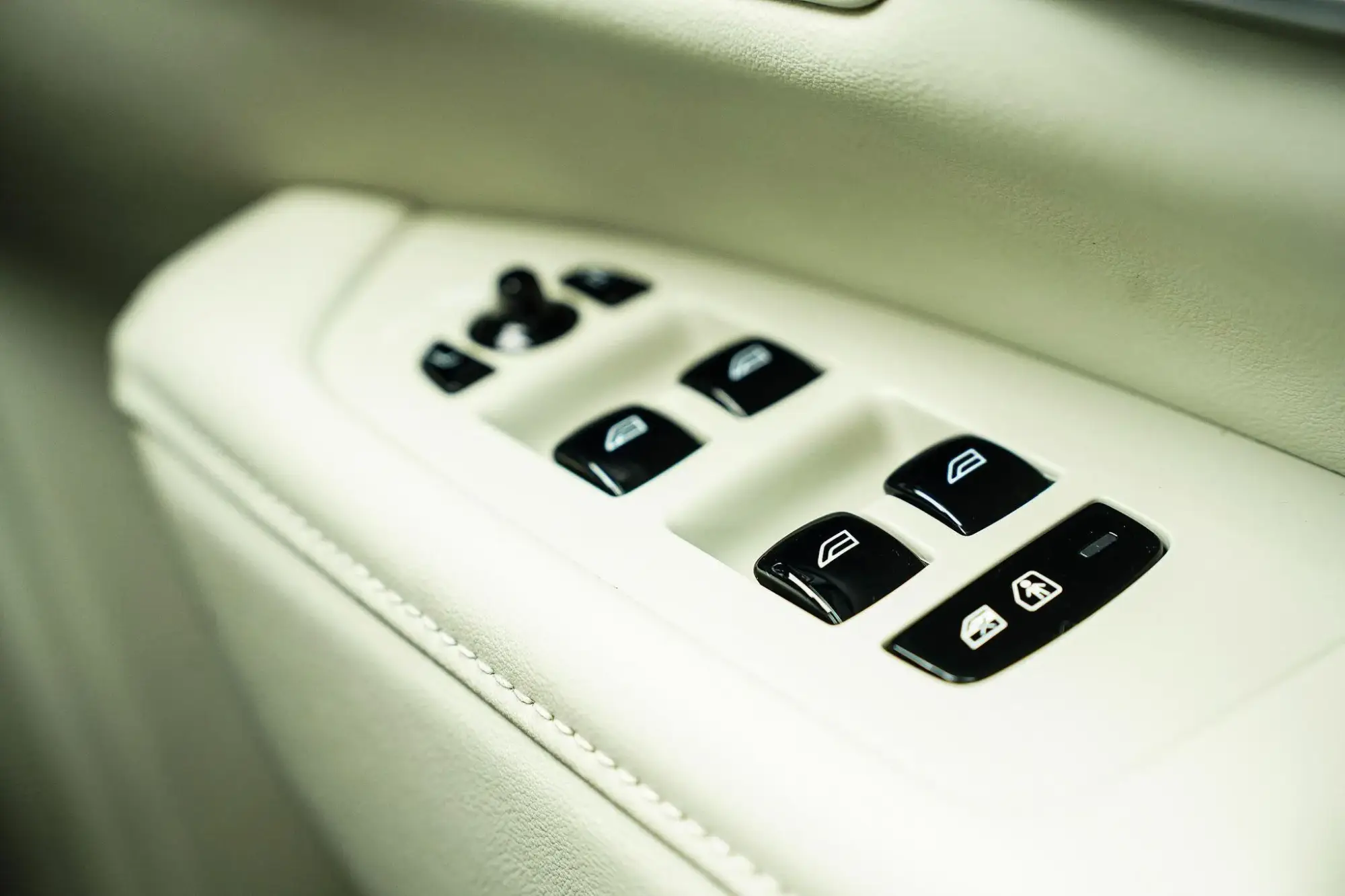 Volvo V90 Plug-In Hybrid Image 16