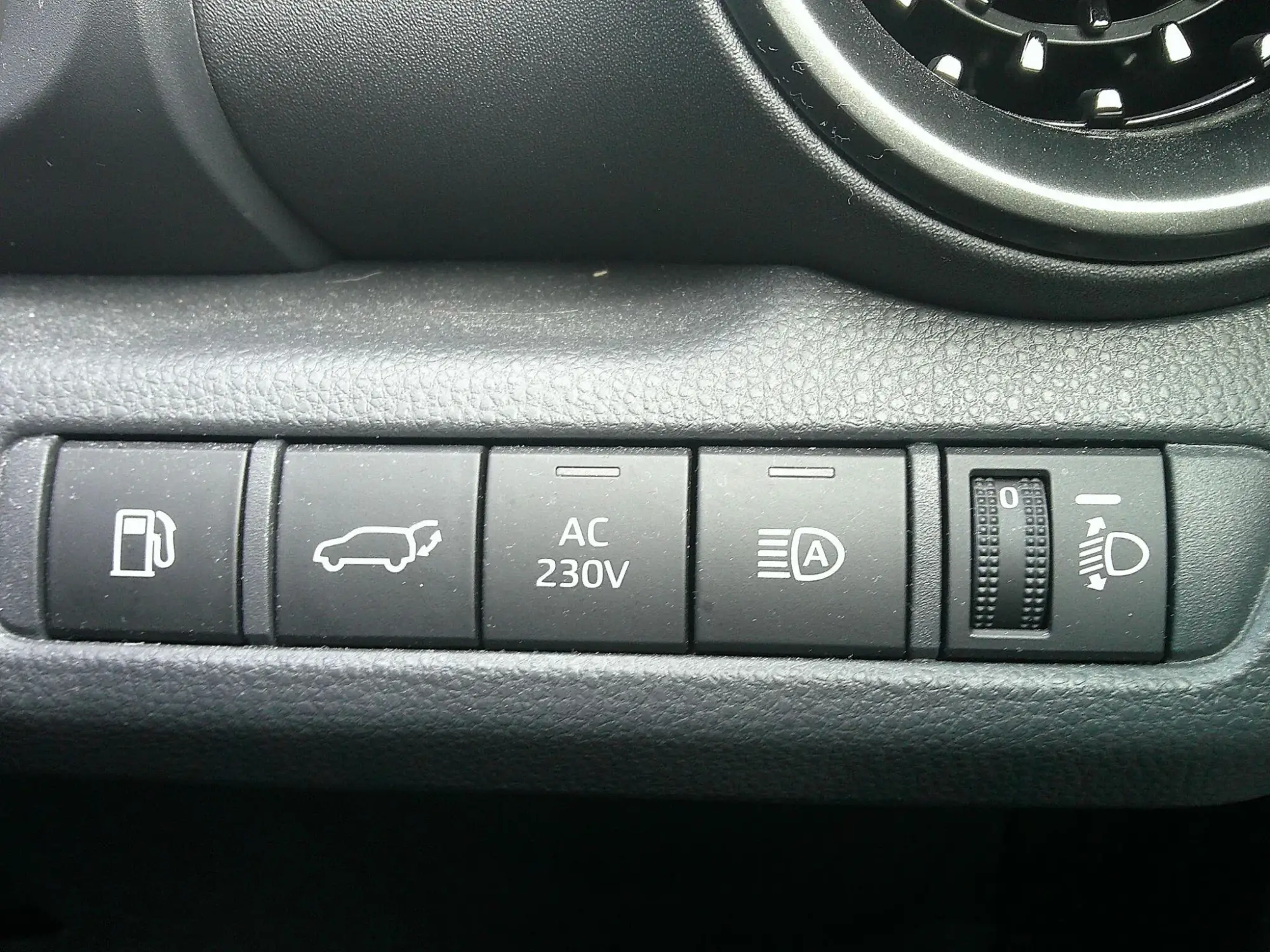 Toyota C-HR Plug-in Hybrid Image 16 Toyota C-HR Plug-in Hybrid Image 16