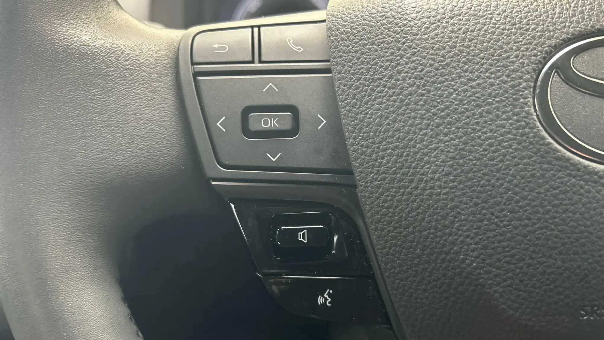 Toyota C-HR Plug-in Hybrid Image 38 Toyota C-HR Plug-in Hybrid Image 38