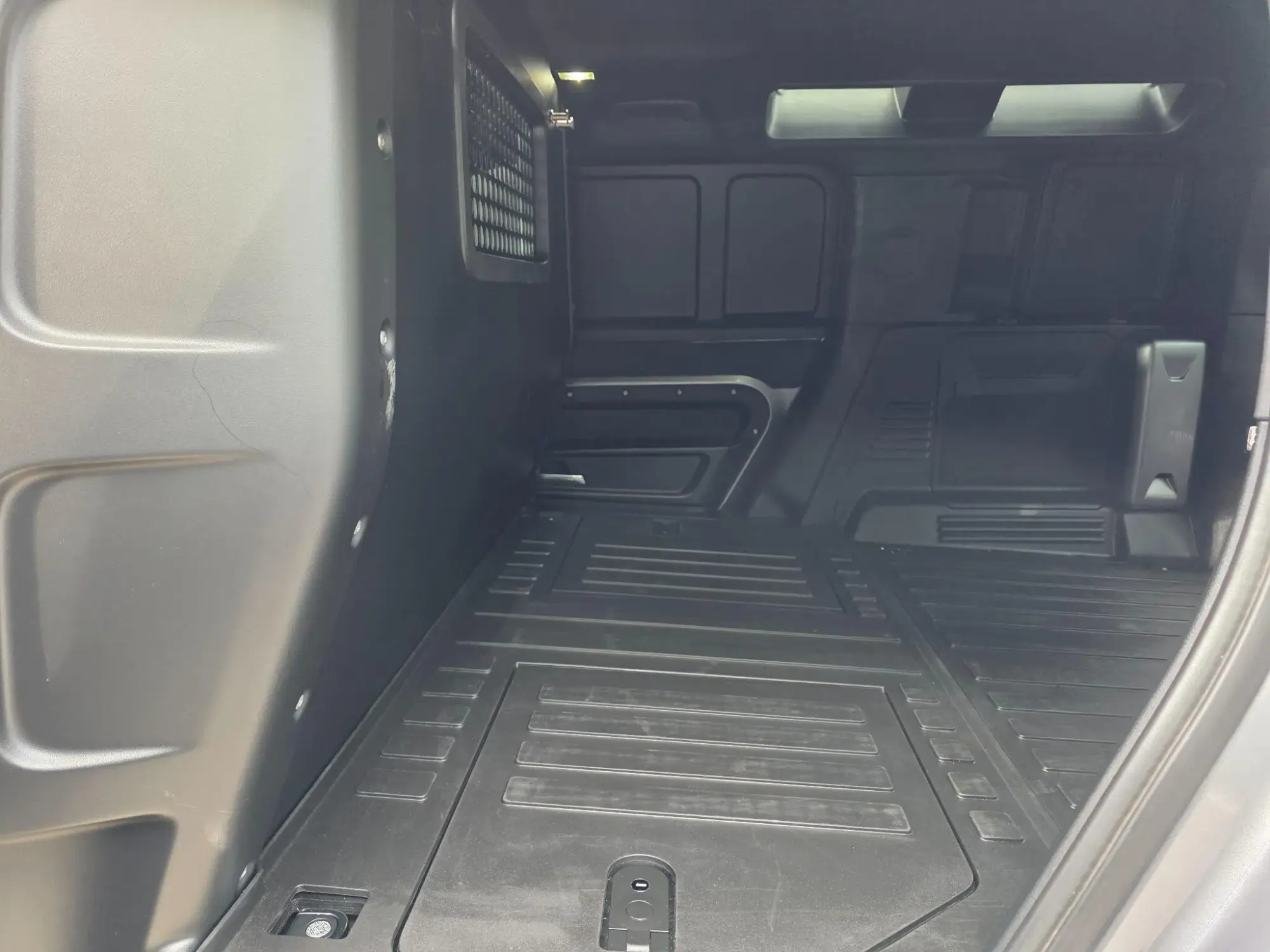 Land Rover Defender 110 Image 33 Land Rover Defender 110 Image 33