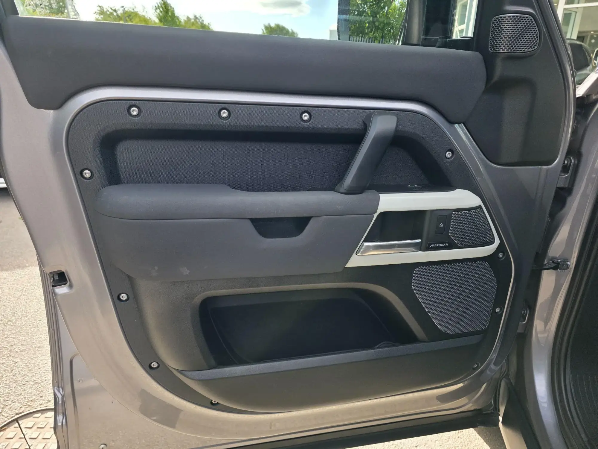 Land Rover Defender 110 Image 38 Land Rover Defender 110 Image 38