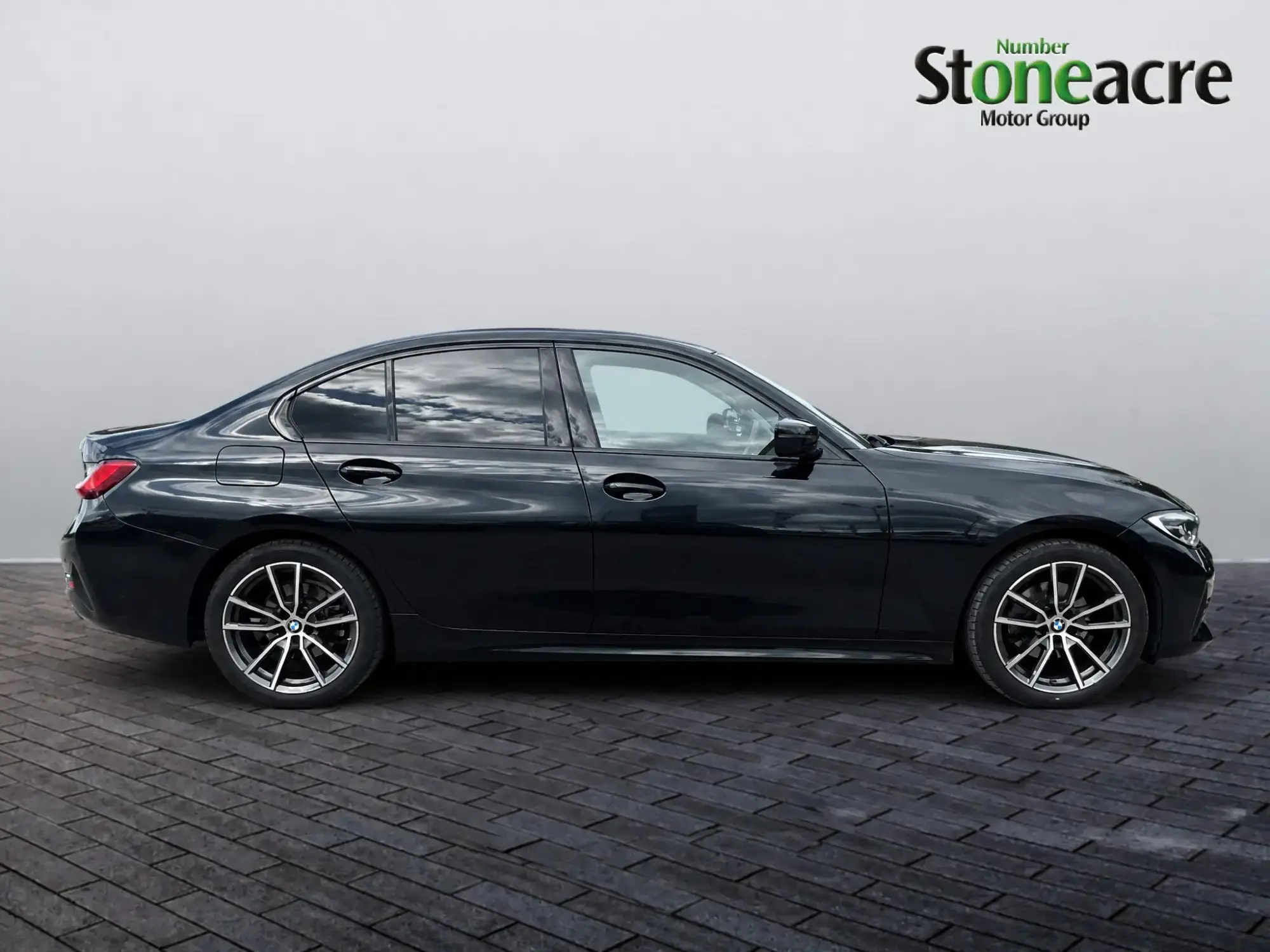 BMW 3 Series 2.0 320i Sport Auto Euro 6 (s/s) 4dr YH20PFF Image 2 BMW 3 Series 2.0 320i Sport Auto Euro 6 (s/s) 4dr YH20PFF Image 2