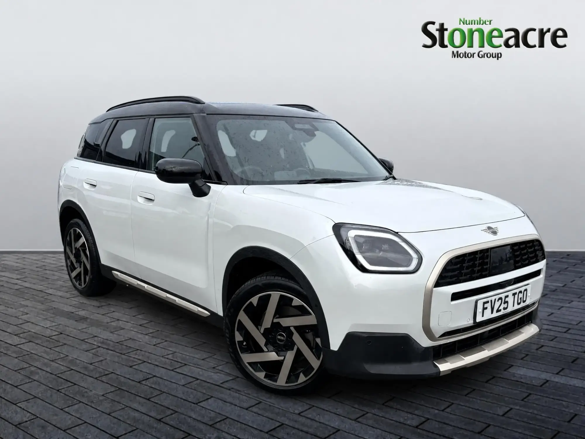 MINI Countryman 1.5C MHEV Exclusive Auto Euro 6 (s/s) 5dr FV25TGO Image 1 MINI Countryman 1.5C MHEV Exclusive Auto Euro 6 (s/s) 5dr FV25TGO Image 1