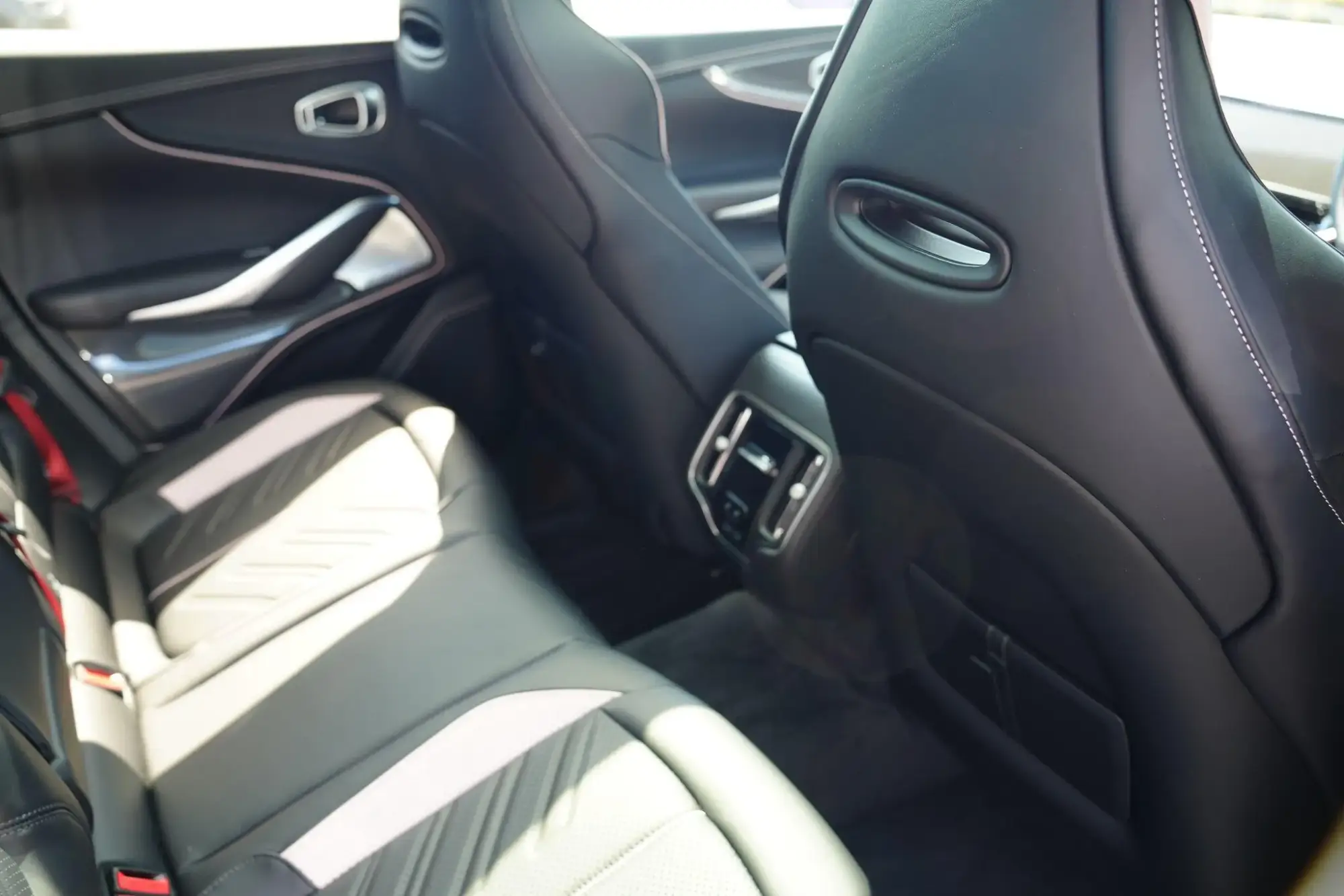 Aston Martin DBX Image 12 Aston Martin DBX Image 12