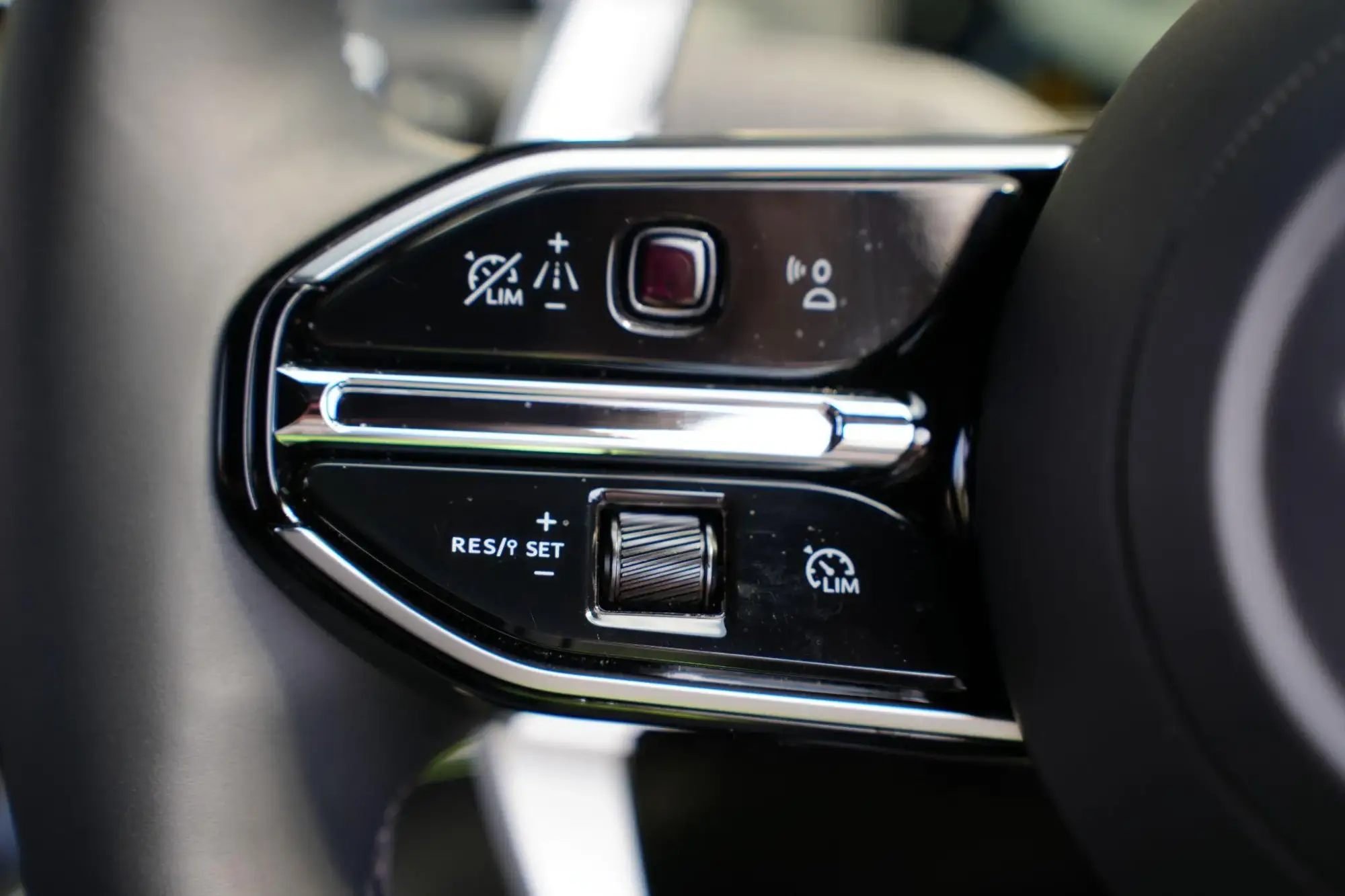 Aston Martin DBX Image 15 Aston Martin DBX Image 15
