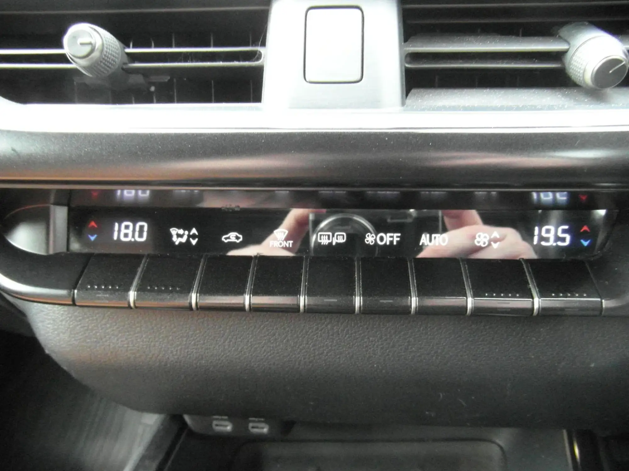 Lexus UX Self-Charging Hybrid Image 15 Lexus UX Self-Charging Hybrid Image 15
