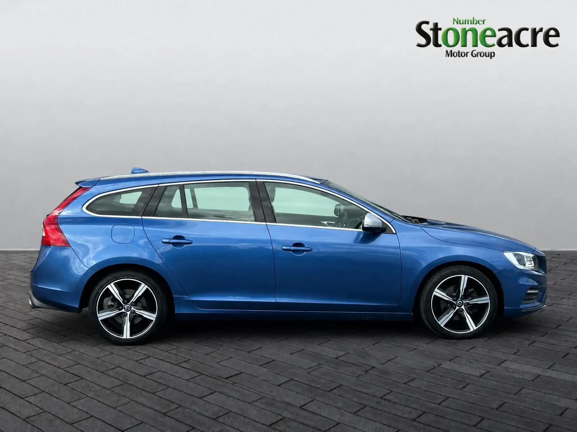 Volvo V60 2.0 D3 R-Design Lux Nav Auto Euro 6 (s/s) 5dr KO16SSK Image 2