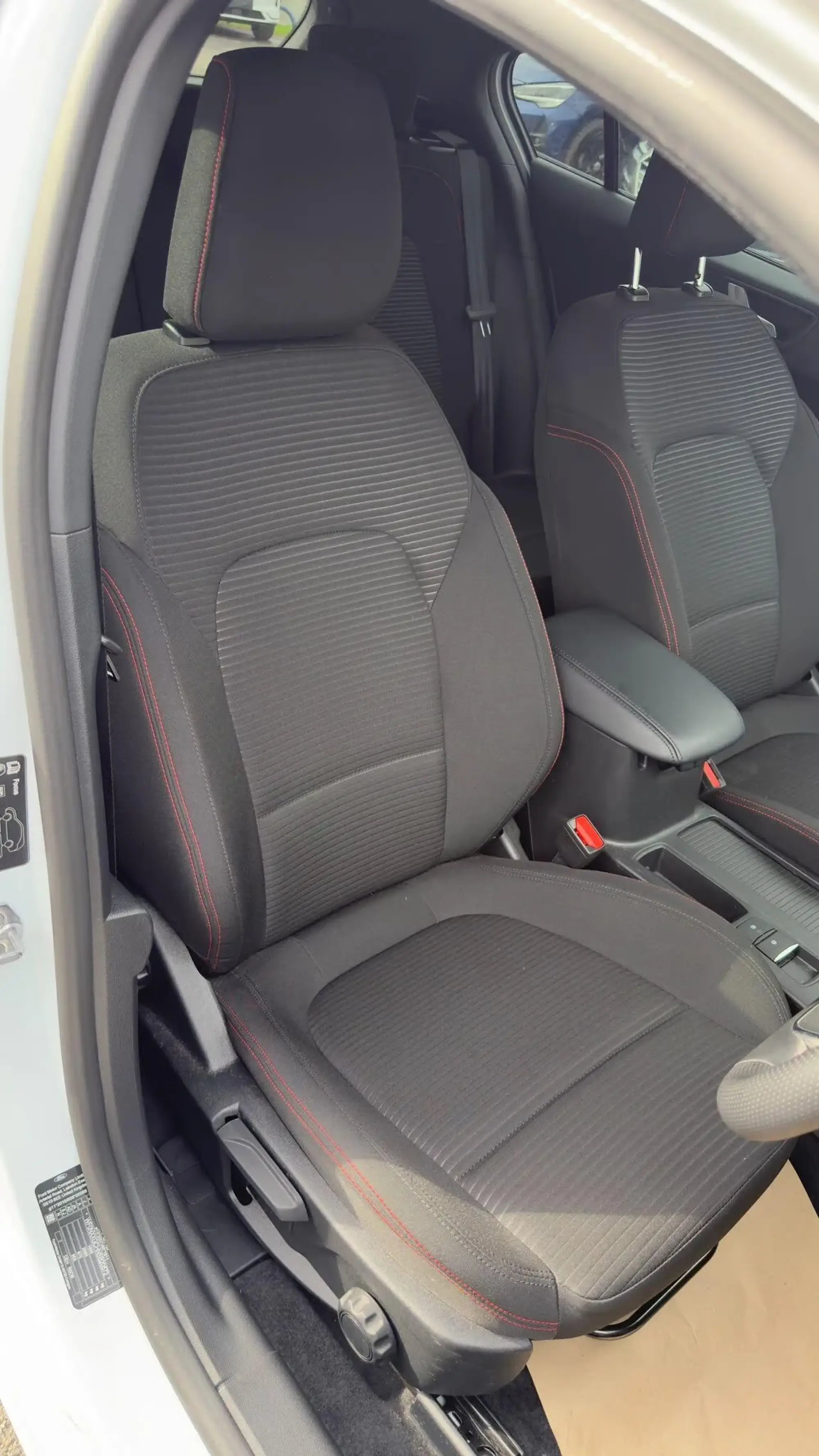 Ford Focus Image 11
