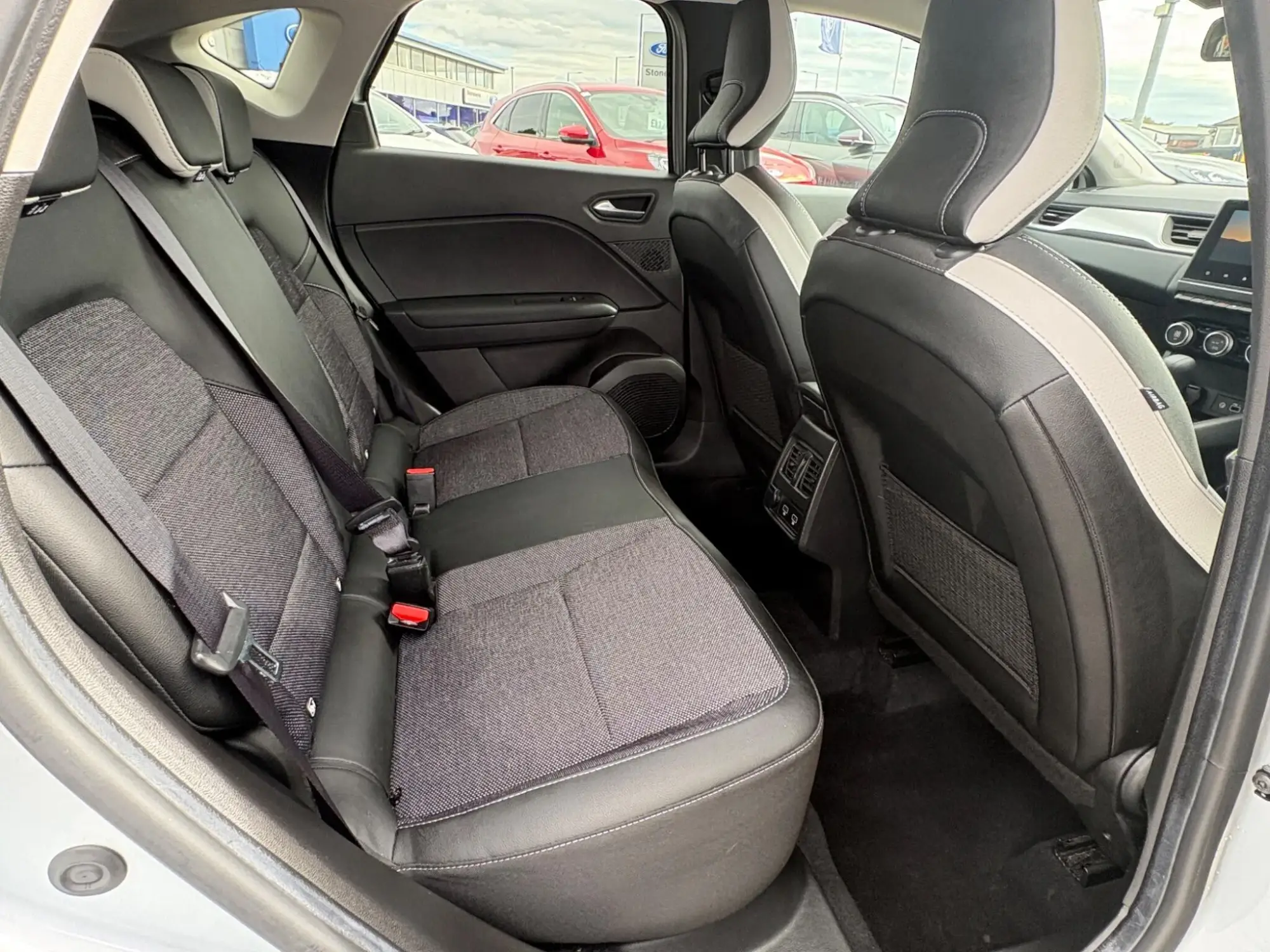 Renault Captur E-Tech Image 12 Renault Captur E-Tech Image 12