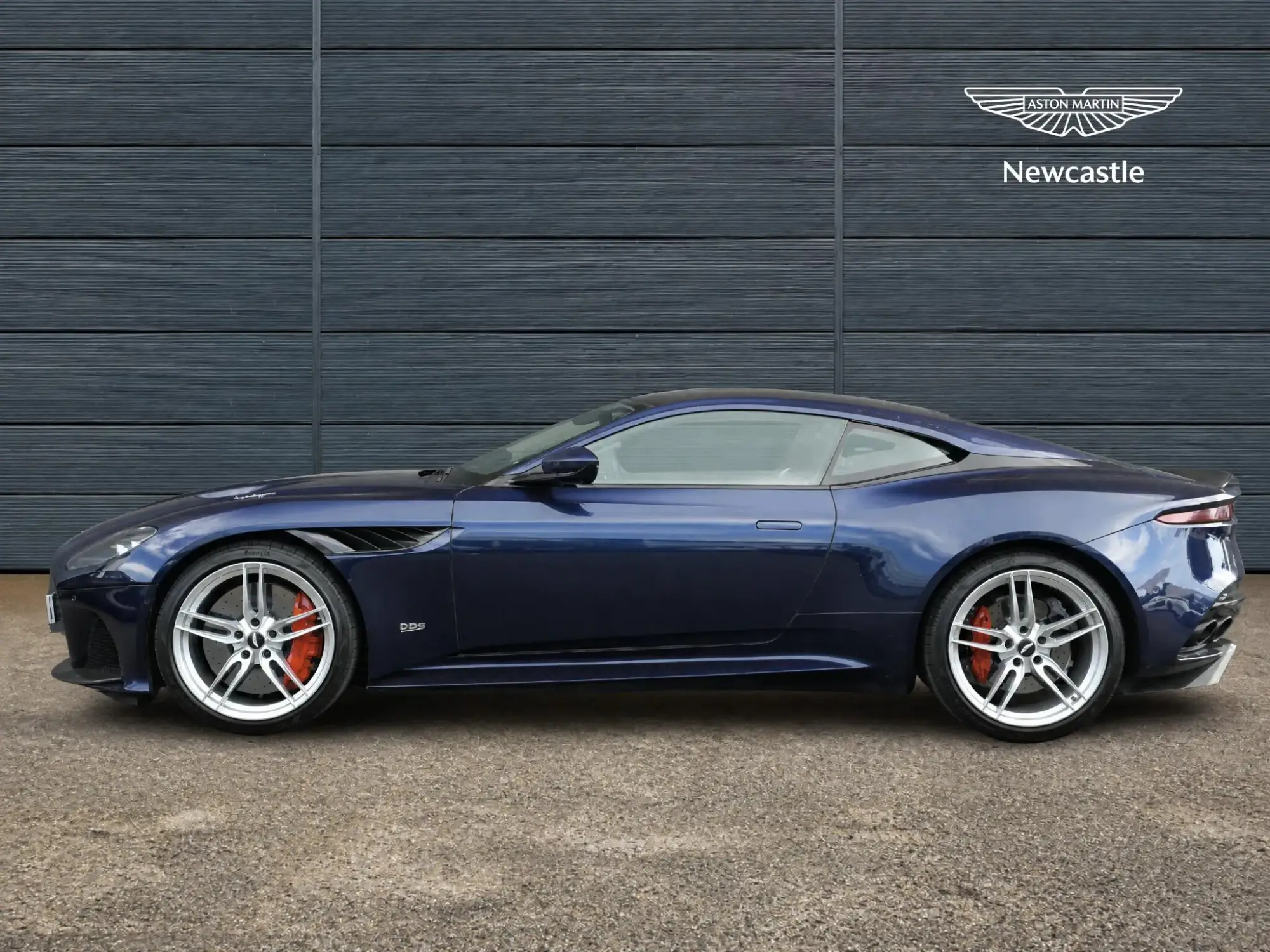 Aston Martin DBS Image 5