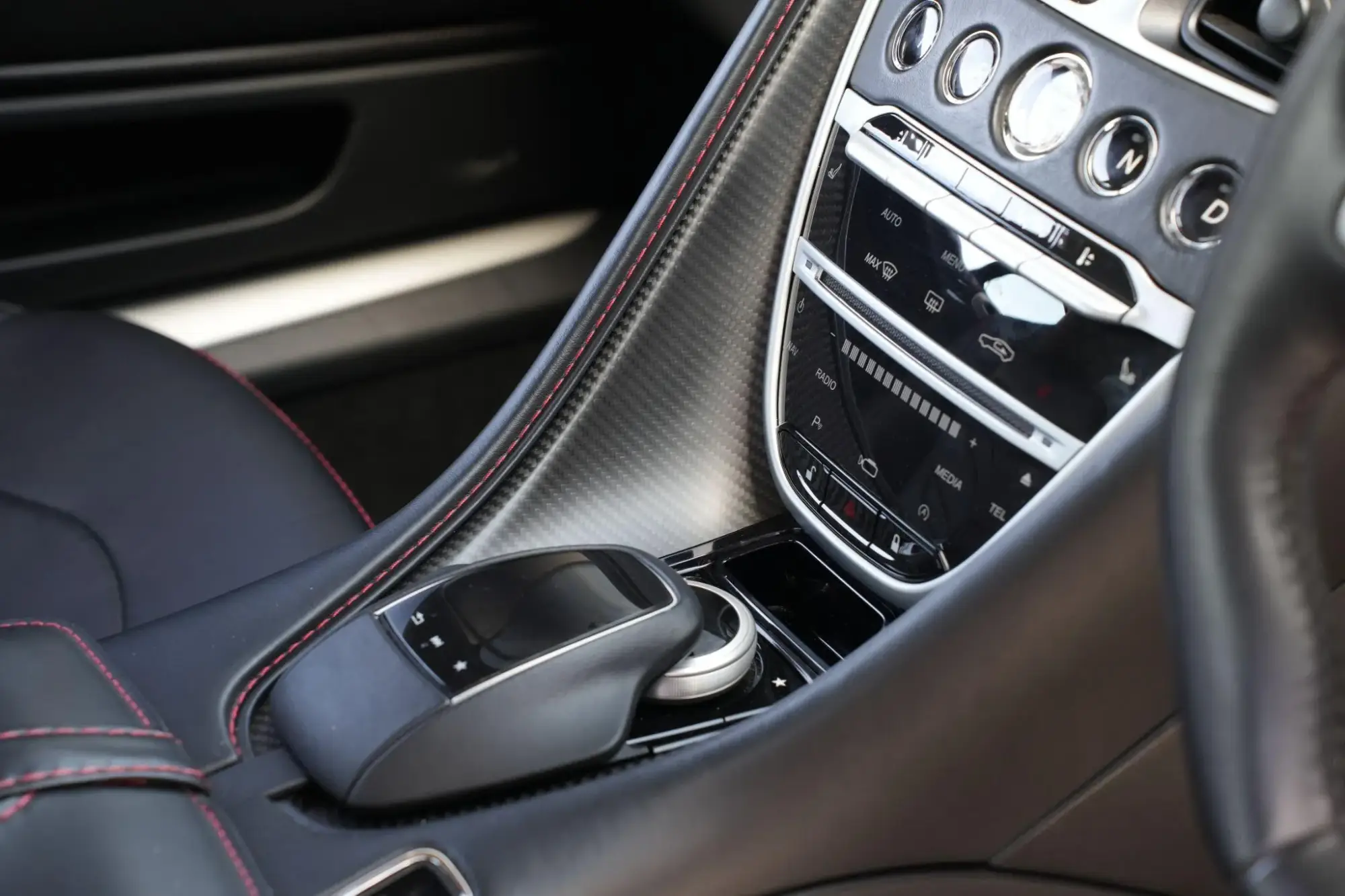 Aston Martin DBS Image 9