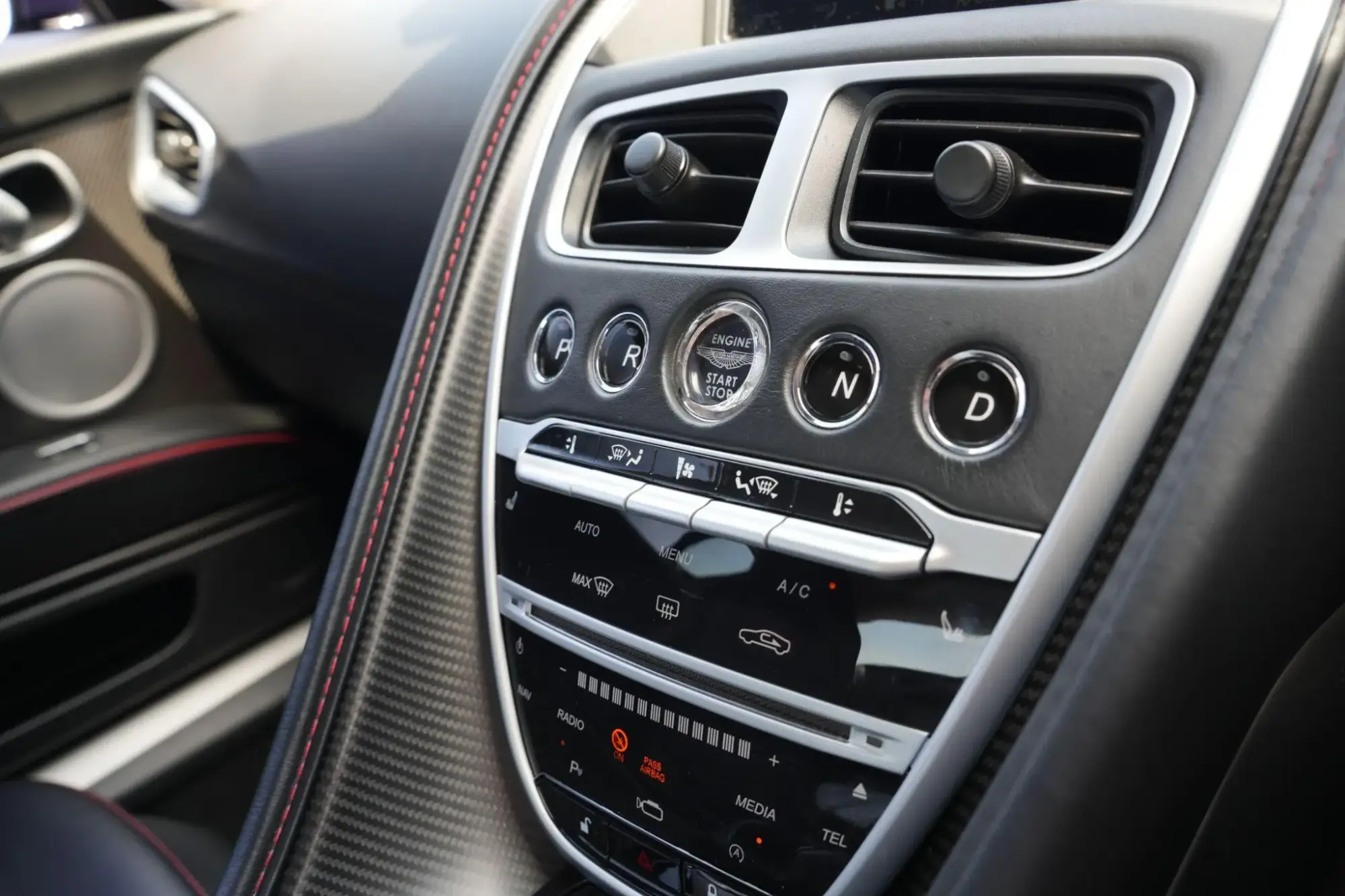 Aston Martin DBS Image 13